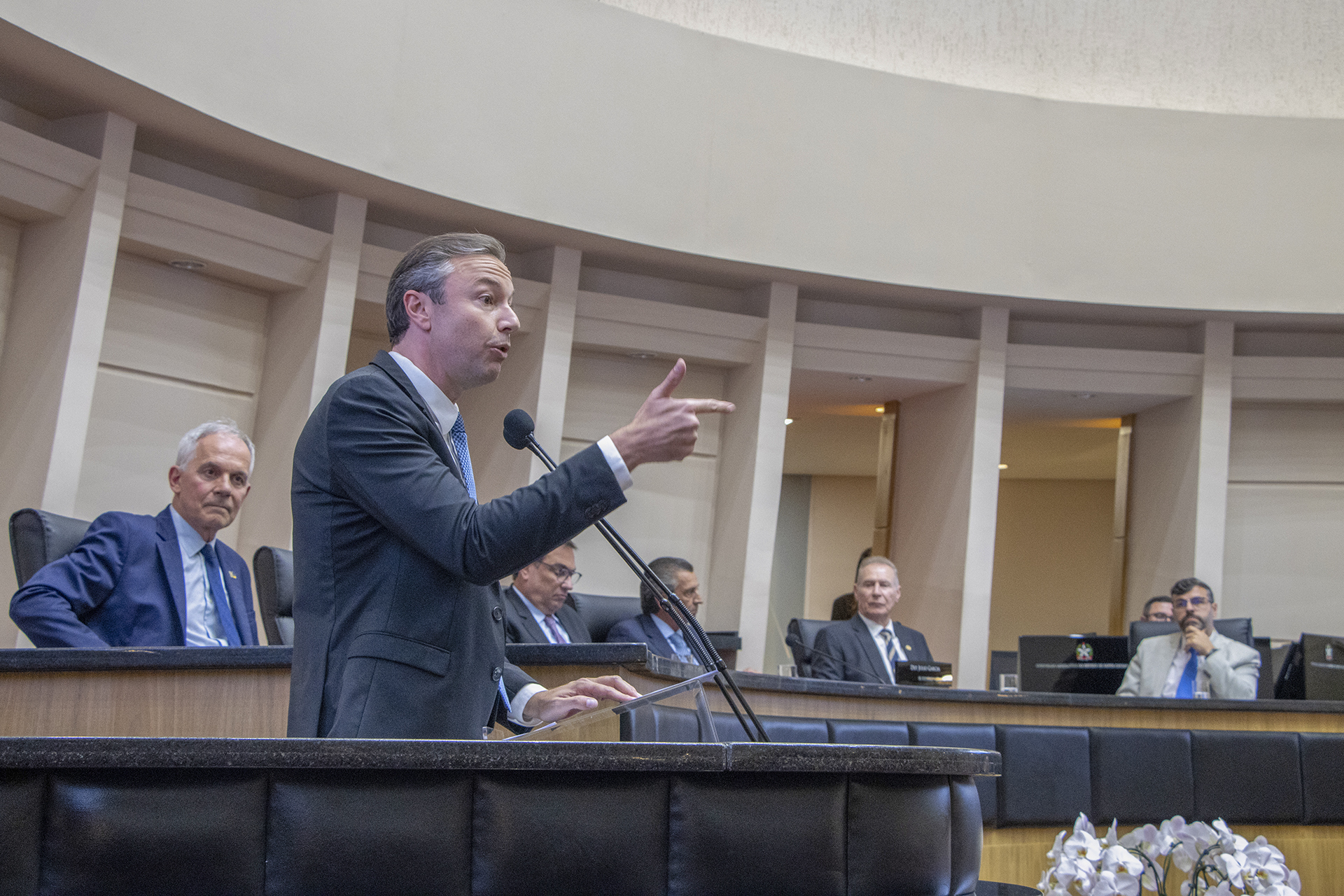 Foto do deputado Napoleão Bernarde discursando da tribuna.