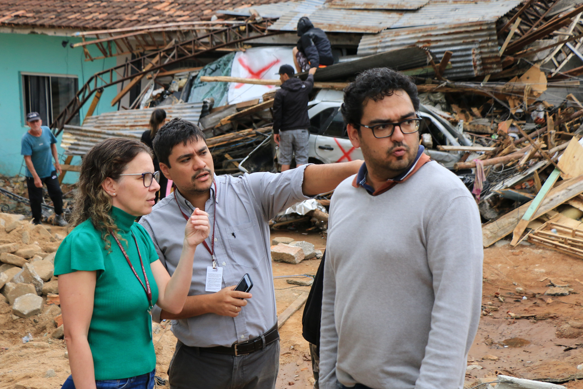 Foto equipe do TCE em vistoria da área atingida.