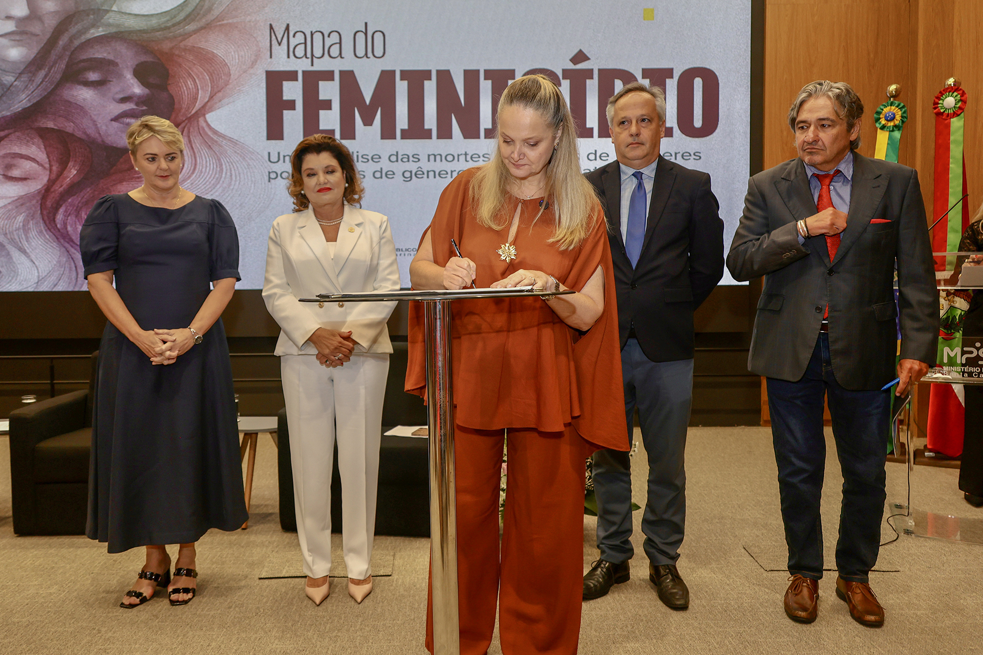 Foto da Procuradora-geral de Justiça o MPSC, Vanessa Cavallazzi assinando o protocolo.
