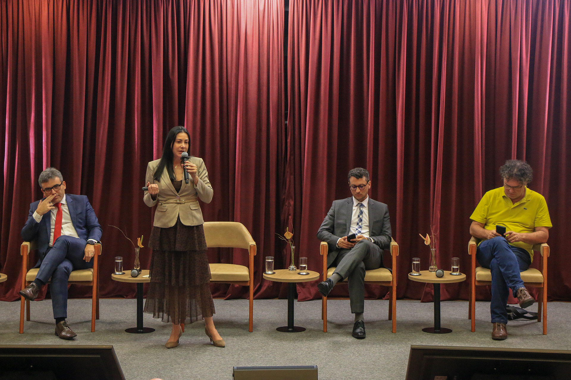 foto da diretora de Atividades Especiais do TCE/Sc Michelle Fernanda de Connto El Achkar.