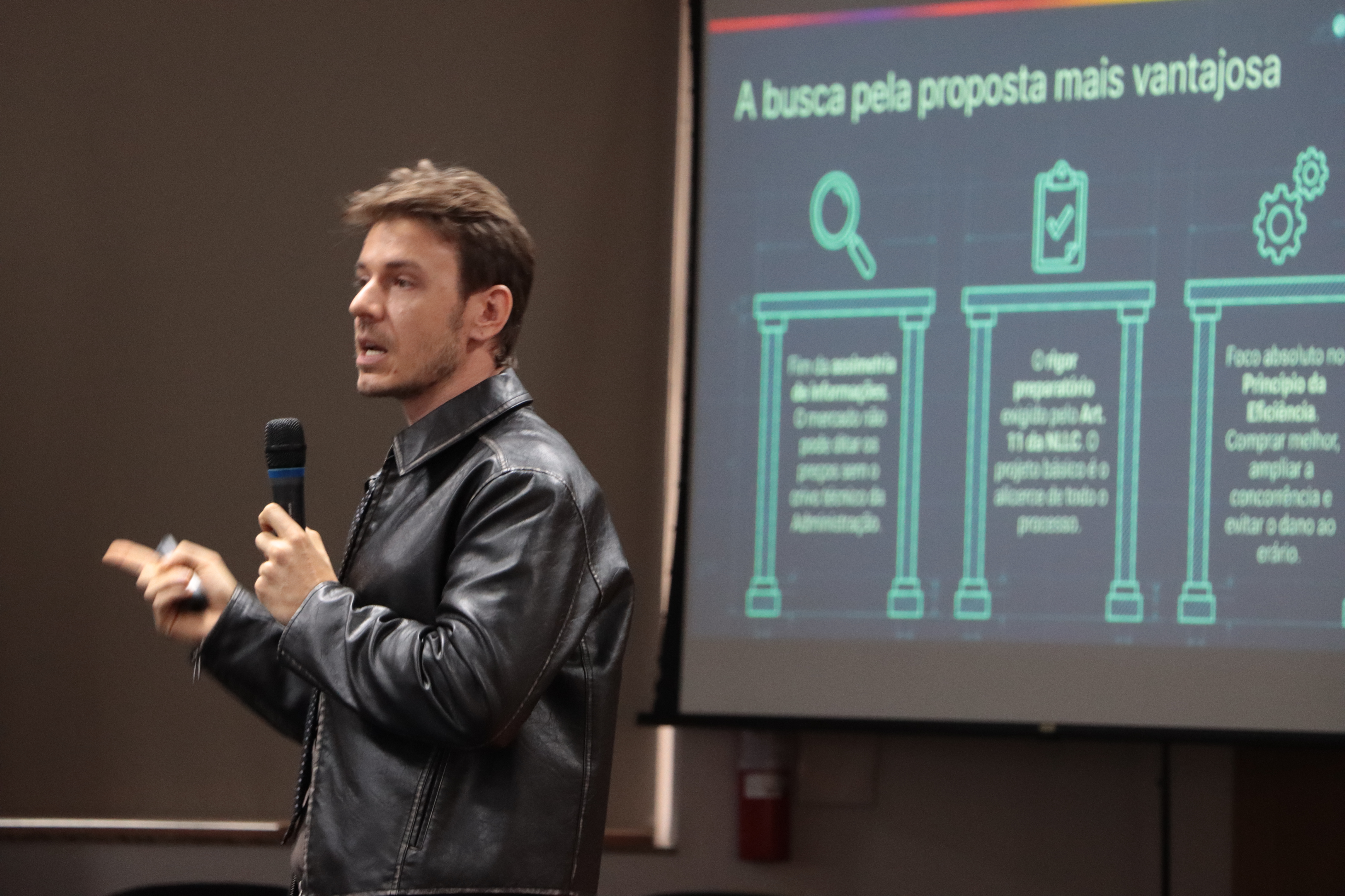 Foto do auditor fiscal de controle externo da DLC Nathann Francisco Tafarel palestra.