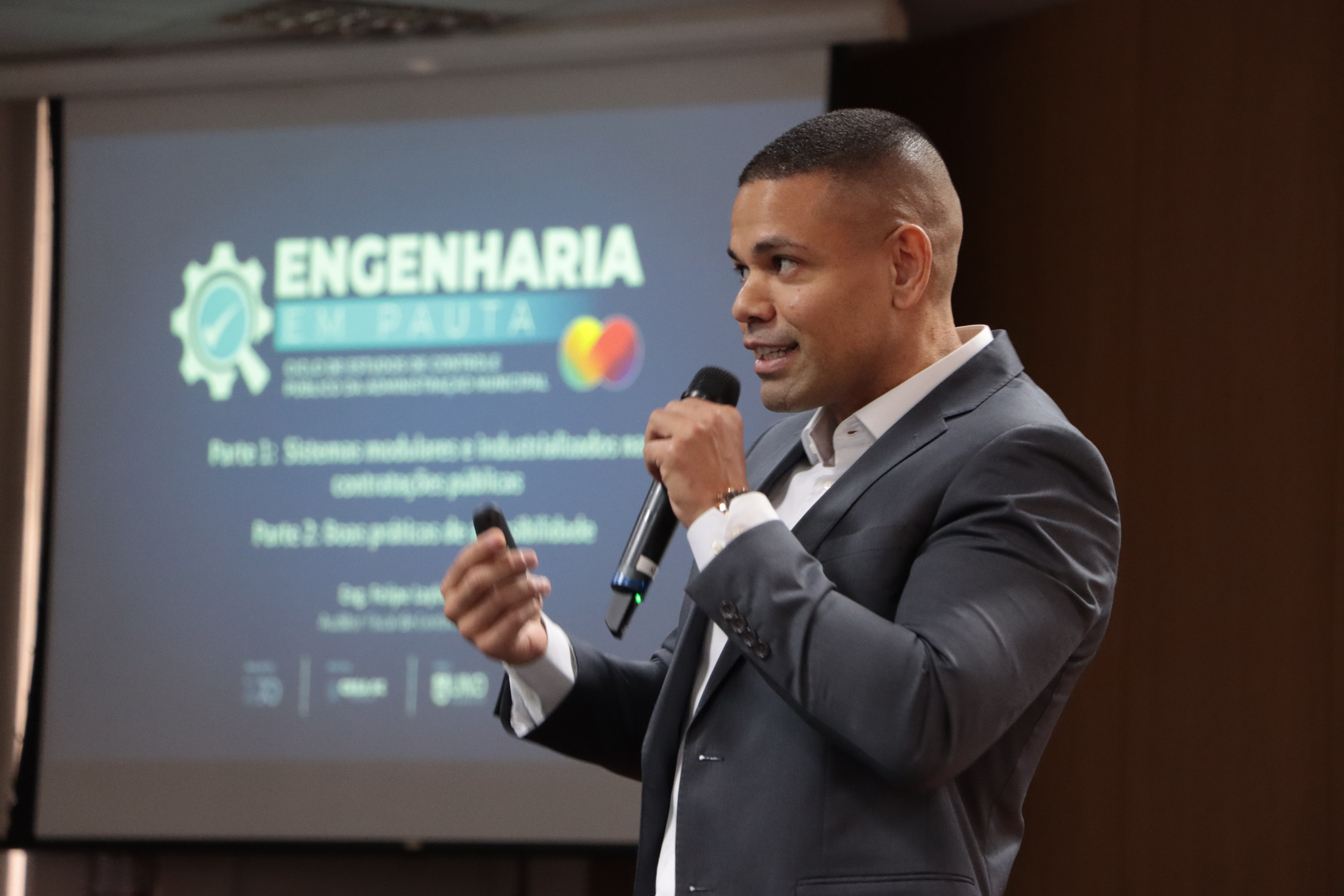 Foto do auditor fiscal de controle externo da DLCFelipe Layber Mota plaestrando,