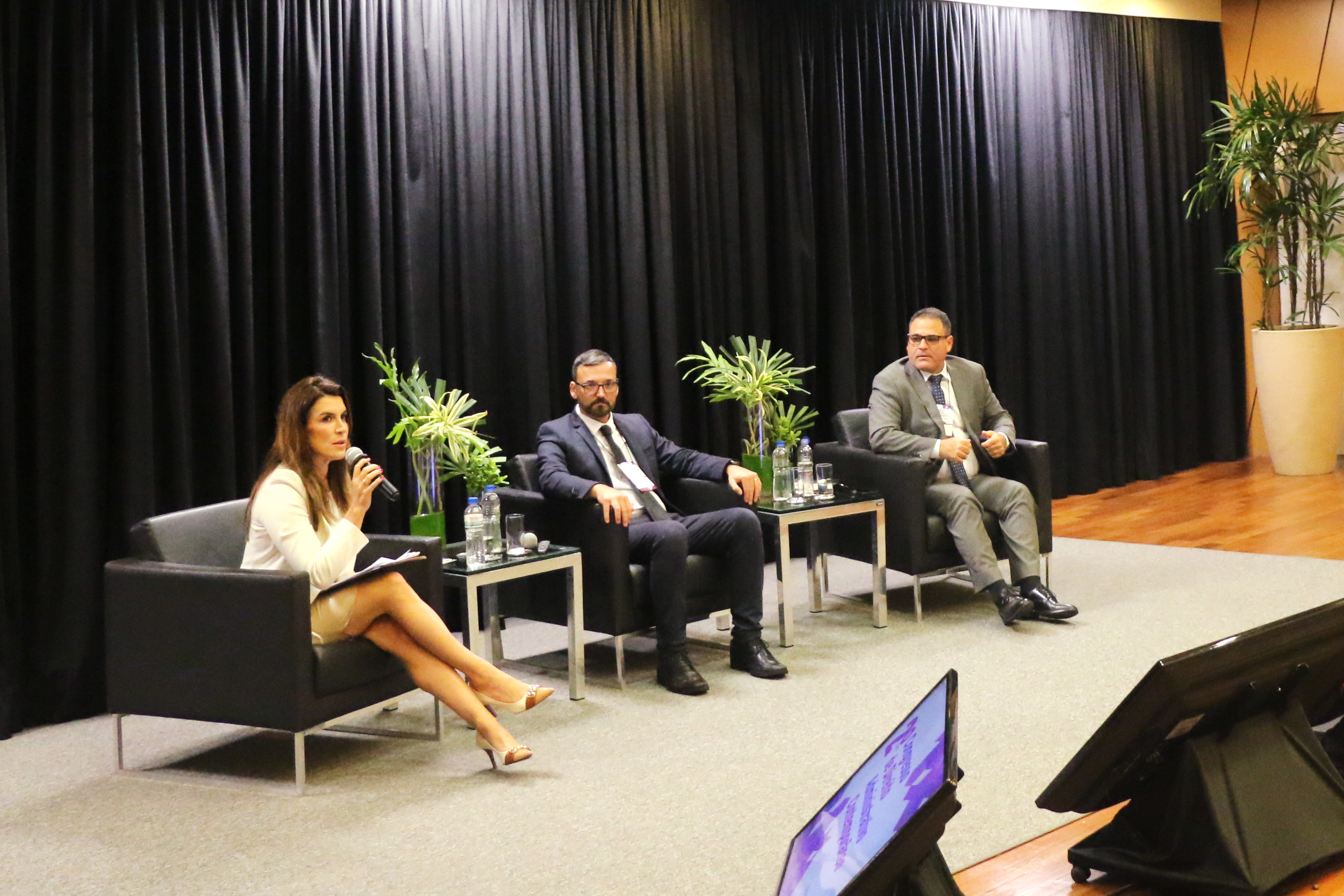 Foto dos participantes do painel sobre Normas de conduta de agentes públicos.