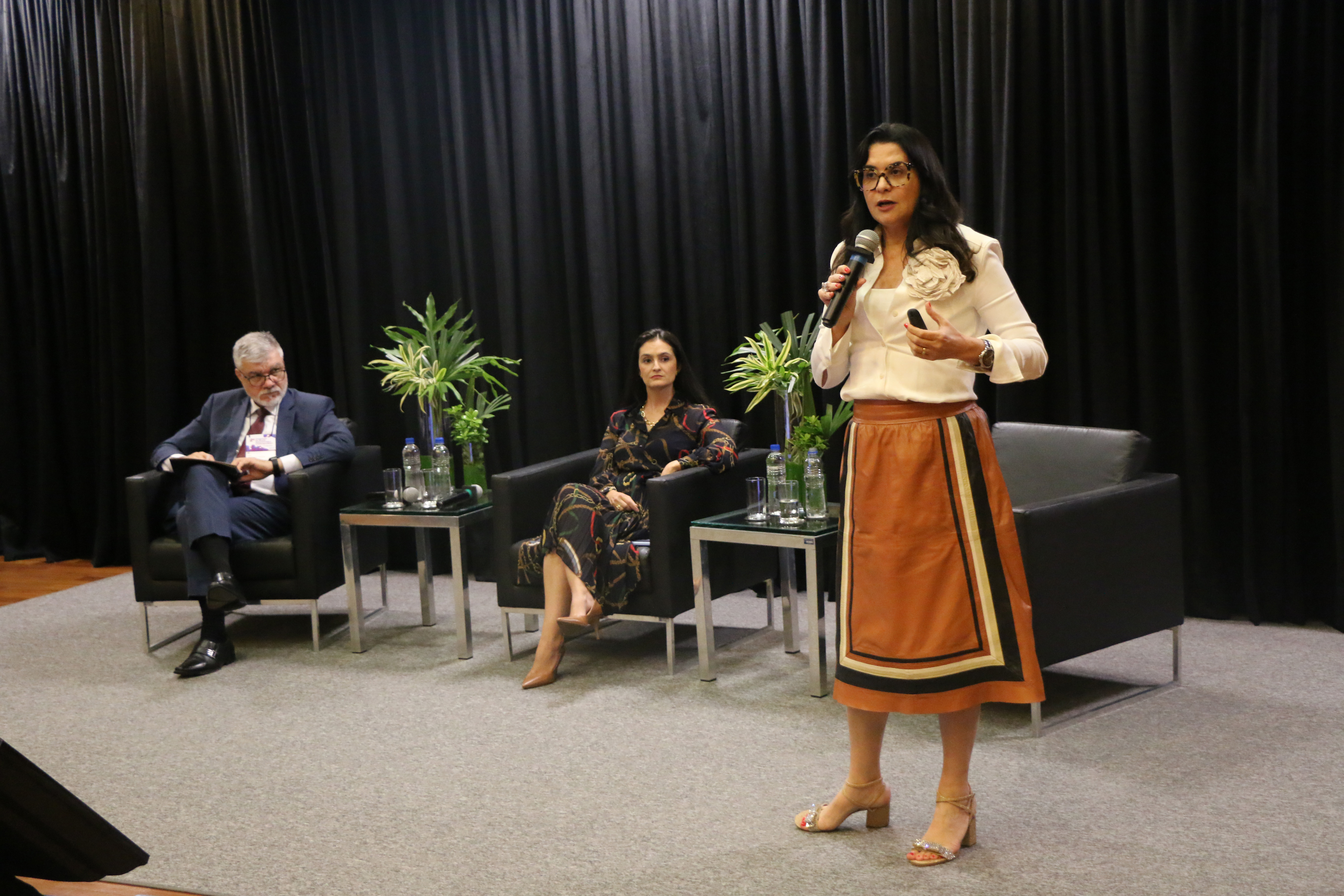 Foto dos participantes do painel sobre Regulação