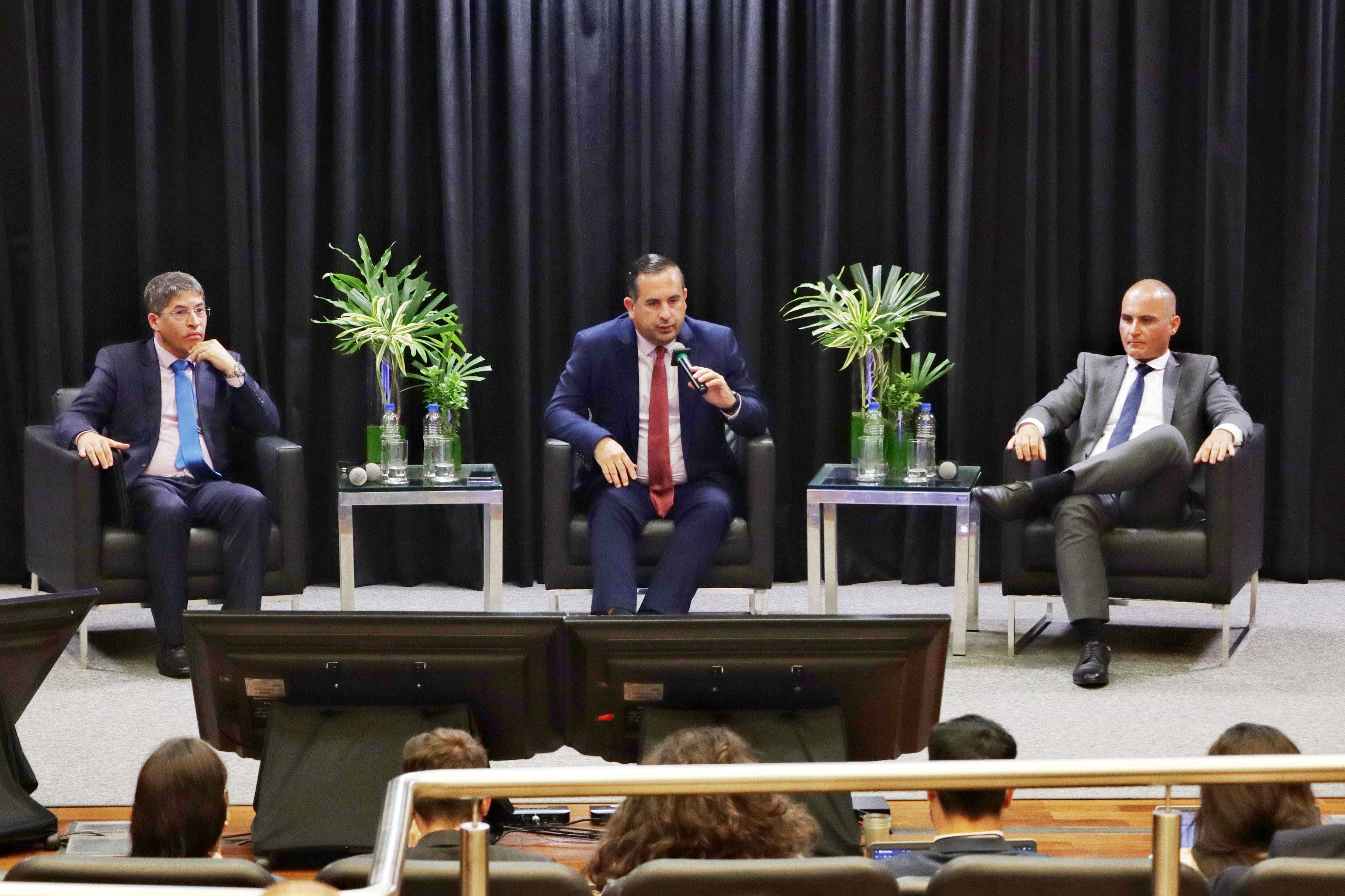 Foto com os participantes do painel sobre consensualismo e infraestrutura