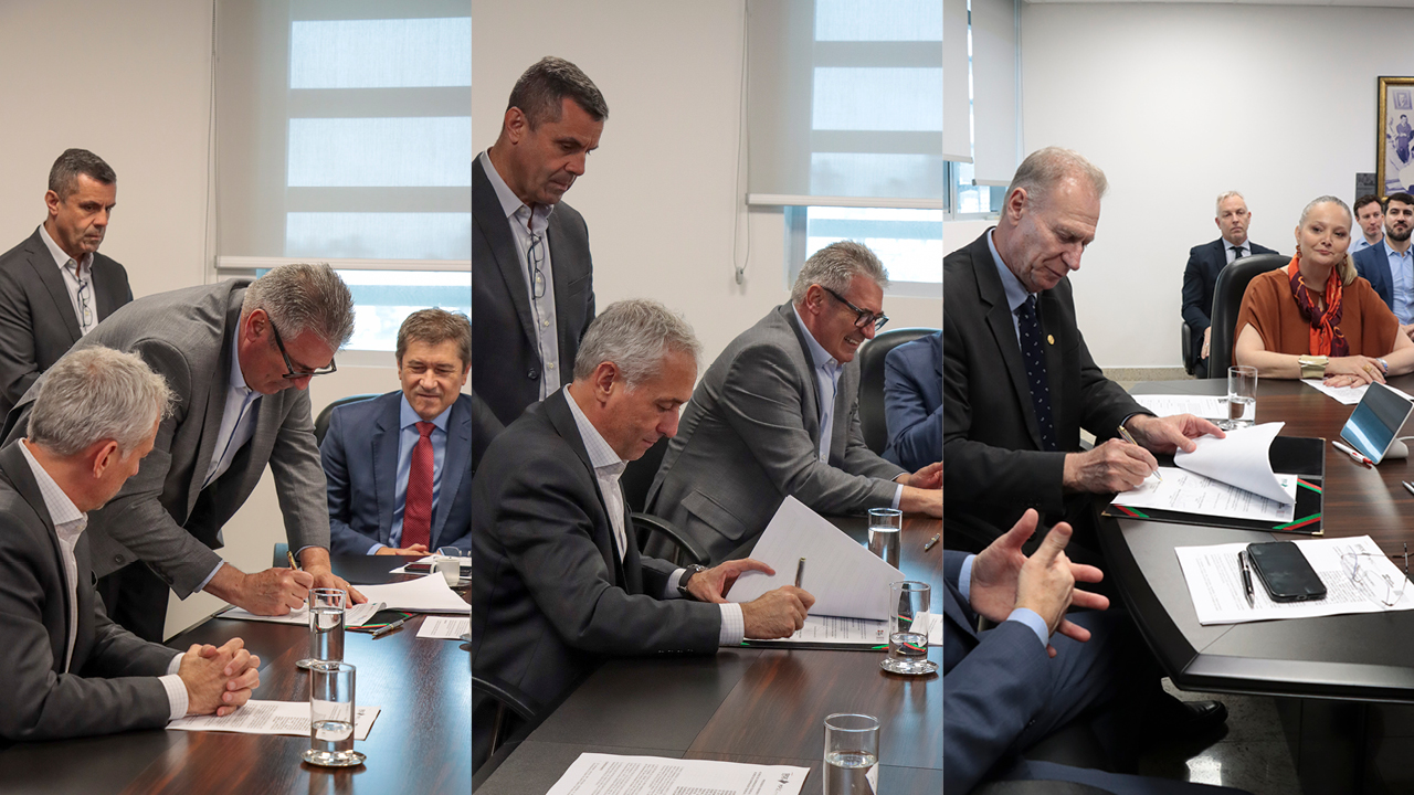 Imagem com mosaico de três fotos que mostram as autoridades assinando o acordo. Há várias pessoas na reunião, em torno de uma mesa. 