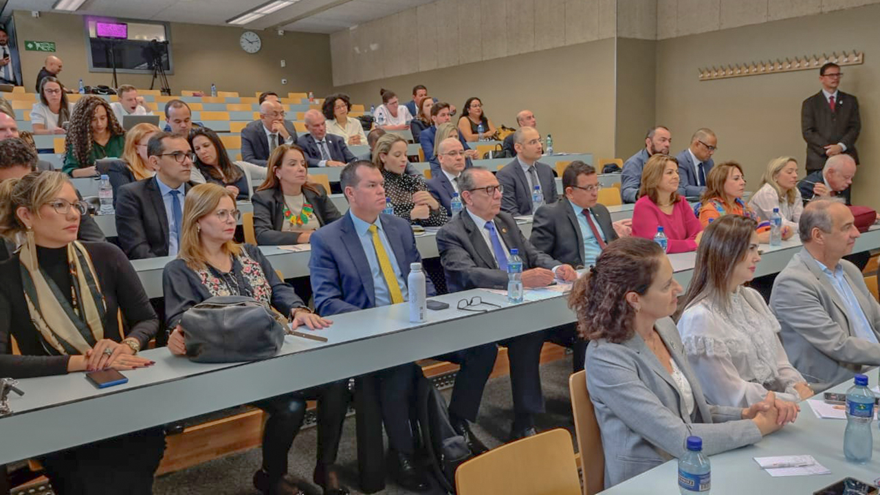 Foto dos participantes do evento, sentados, entre eles o conselheiro Adircélio de Moraes Ferreira Júnior.