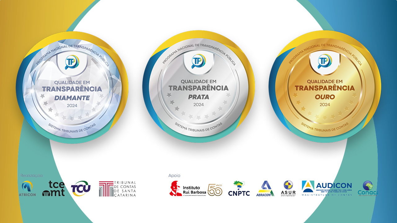 Banner horizontal com fundo nas cores amarela, verde-água, azul e branca, que remetem ao logo do Programa Nacional da Transparência Pública. Sobre o fundo, ao centro, imagem dos três selos: diamante, prata e ouro, um ao lado do outro. Na borda inferior, logo das instituições realizadoras e apoiadoras do evento. Entre elas, o TCE/SC. 
