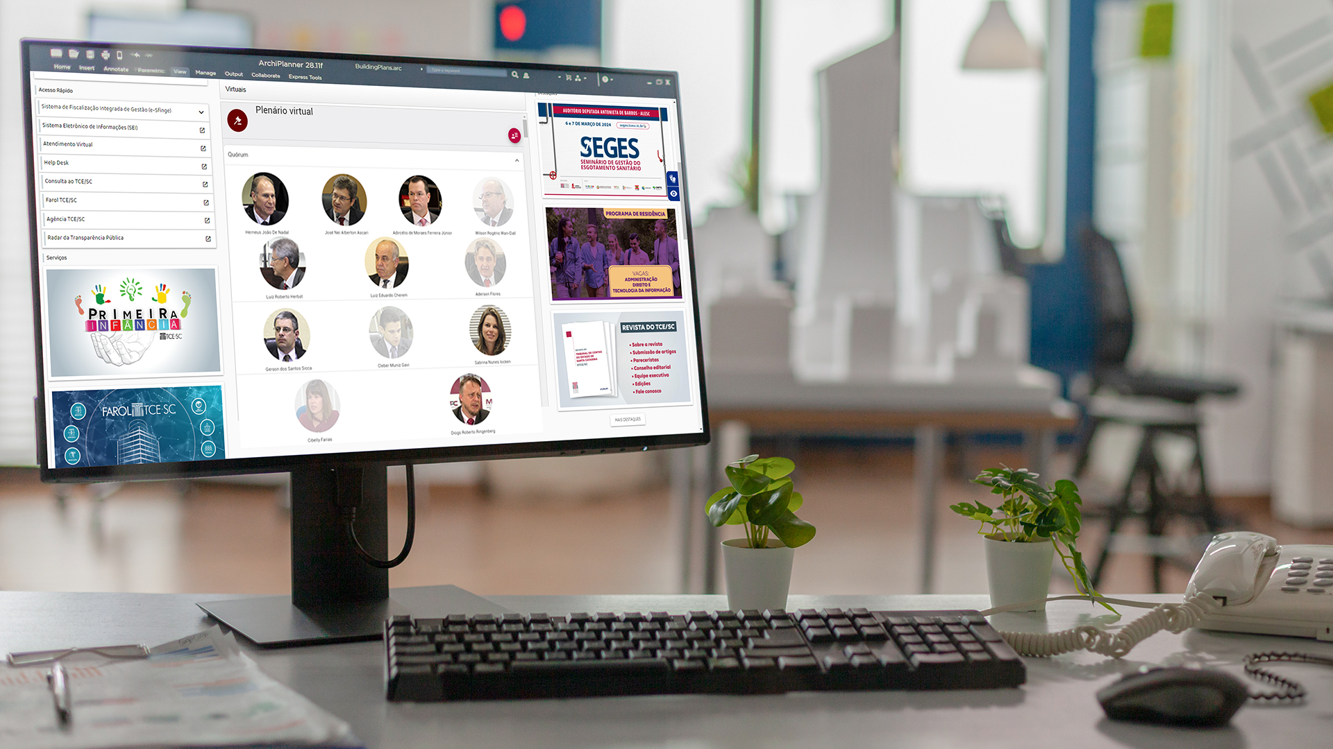 Banner com imagem de um computador. No monitor, a tela do Plenário Virtual, com a imagem dos conselheiros, dos conselheiros substitutos e dos procuradores de contas, em círculos.