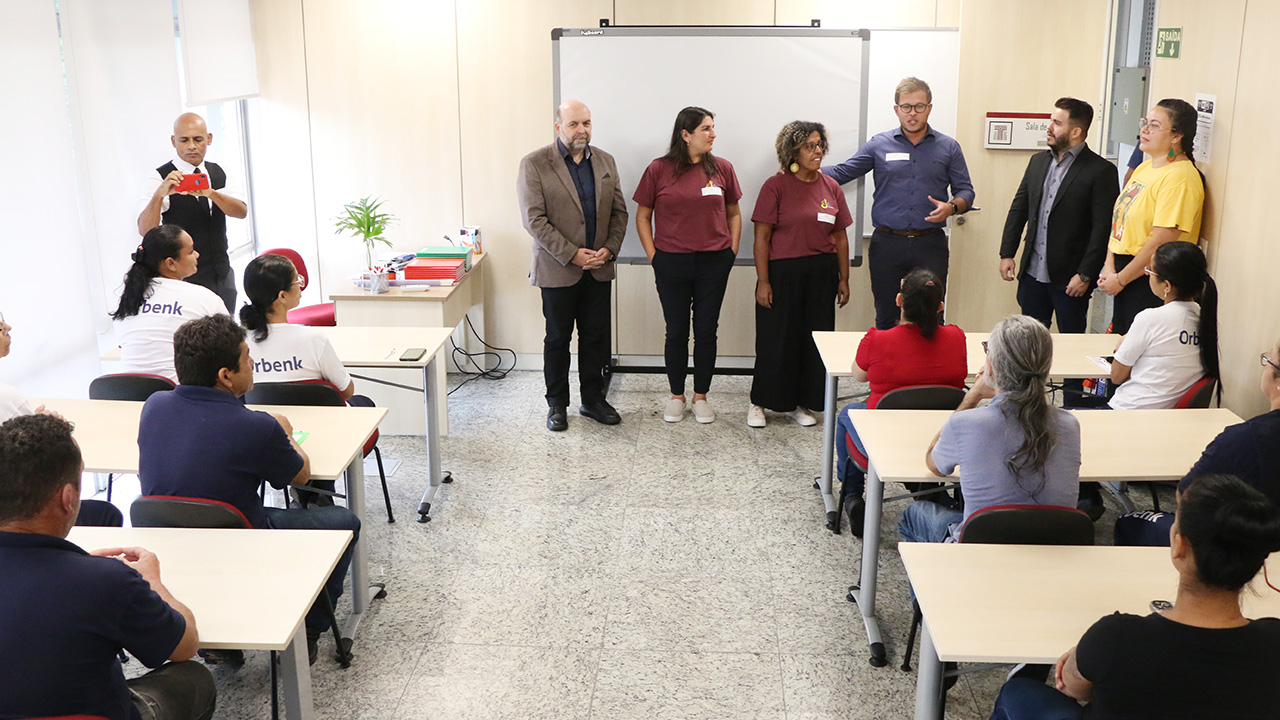 Foto com o diretor do Icon, Moisés Hoegenn, integrantes da Secretaria Municipal de Educação e colaboradores do TCE/SC.