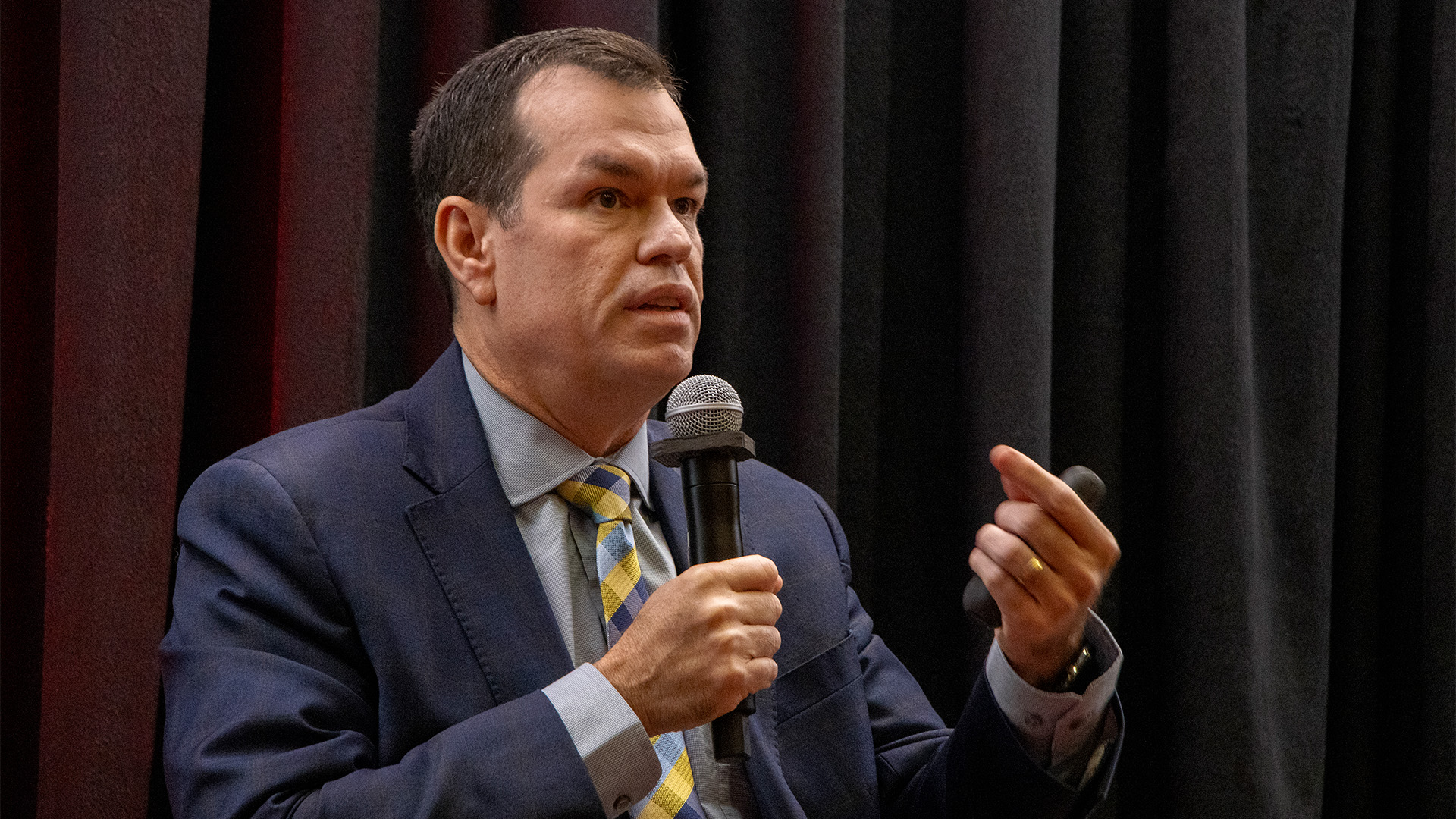 Foto horizontal que mostra o conselheiro Adircélio de Moraes Ferreira Júnior falando.