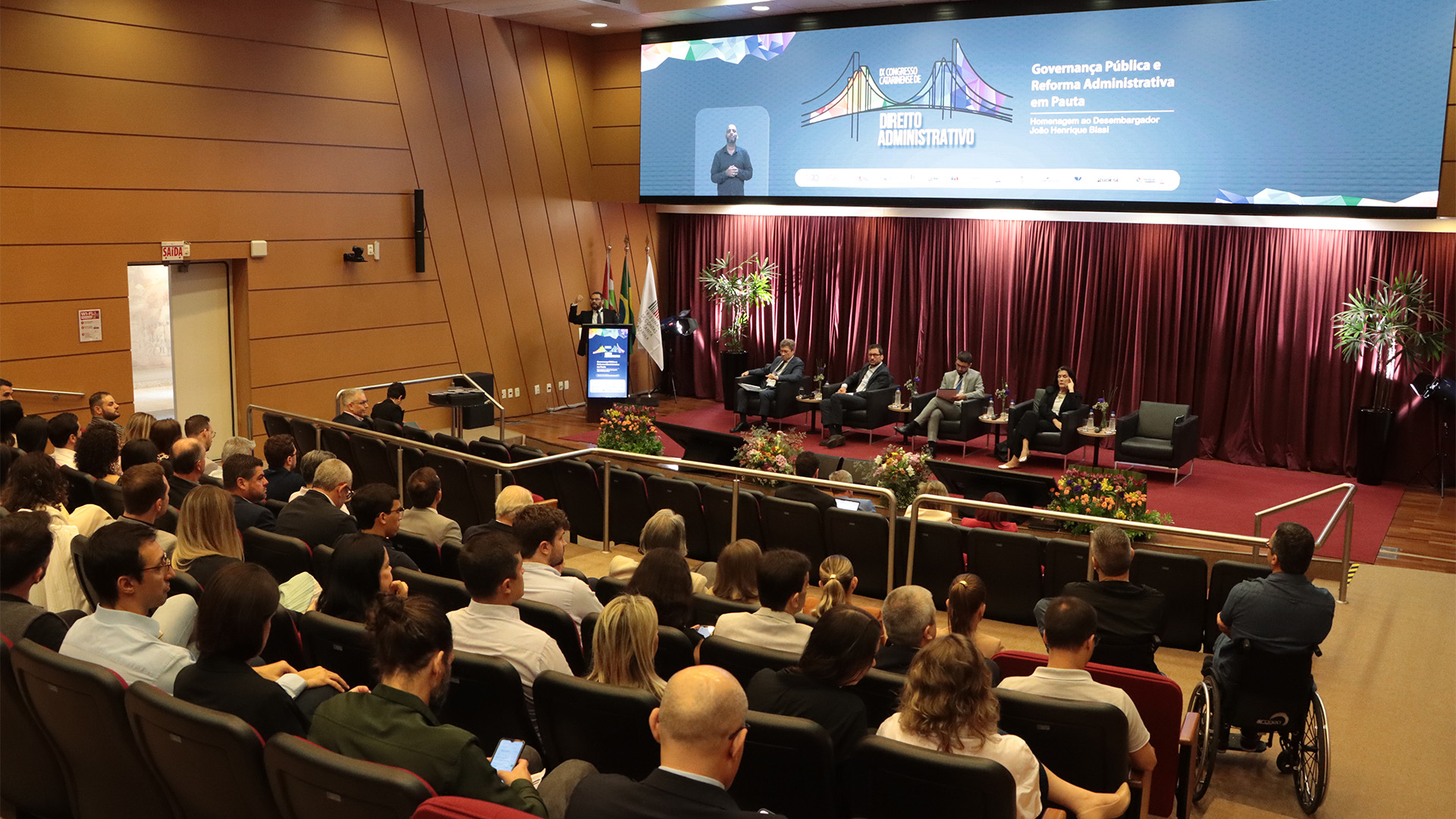 Foto do auditório bordô do TCE/SC. Palestra do Congresso Catarinense de Direito Administrativo.