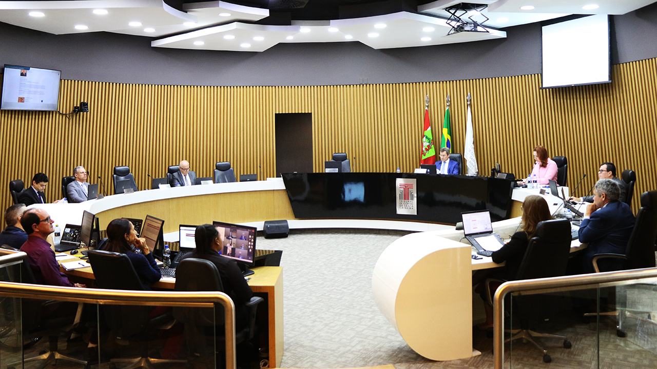 Foto com integrantes do Pleno na sessão ordinária.