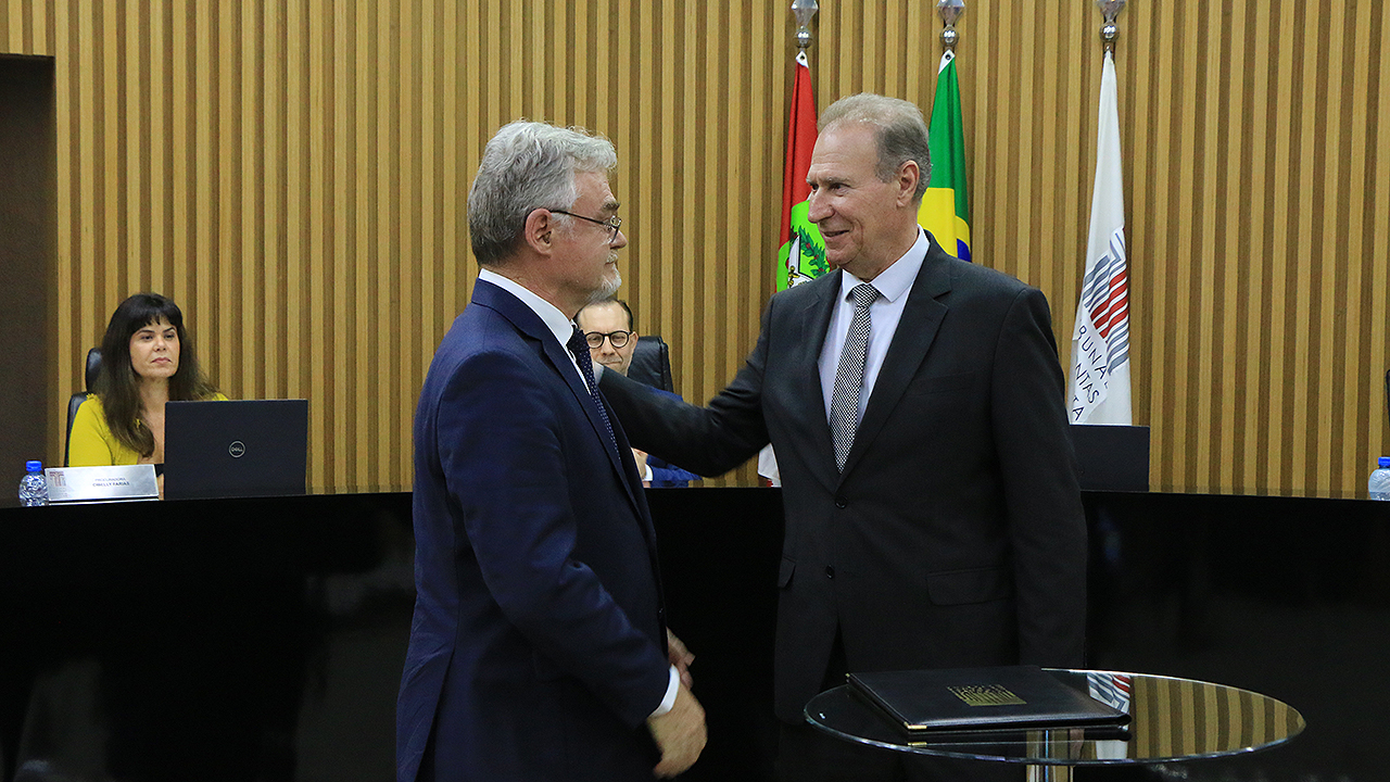 Foto com o empossado, Loreno Weissheimer, e o presidente, Herneus De Nadal, em primeiro plano e ao centro. Ao fundo, a procuradora-geral adjunta do MPTC/SC, Cibelly Farias, e o procurador-geral da PGE, Márcio Vicari. 