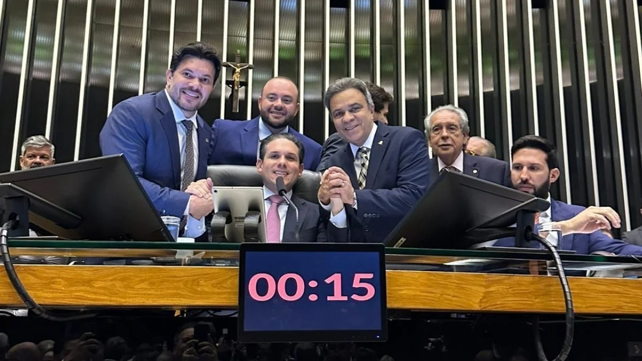 Foto de dirtetores da Atricon no Congresso Nacional comemoram a aprovação da PEC da Essencialidade.
