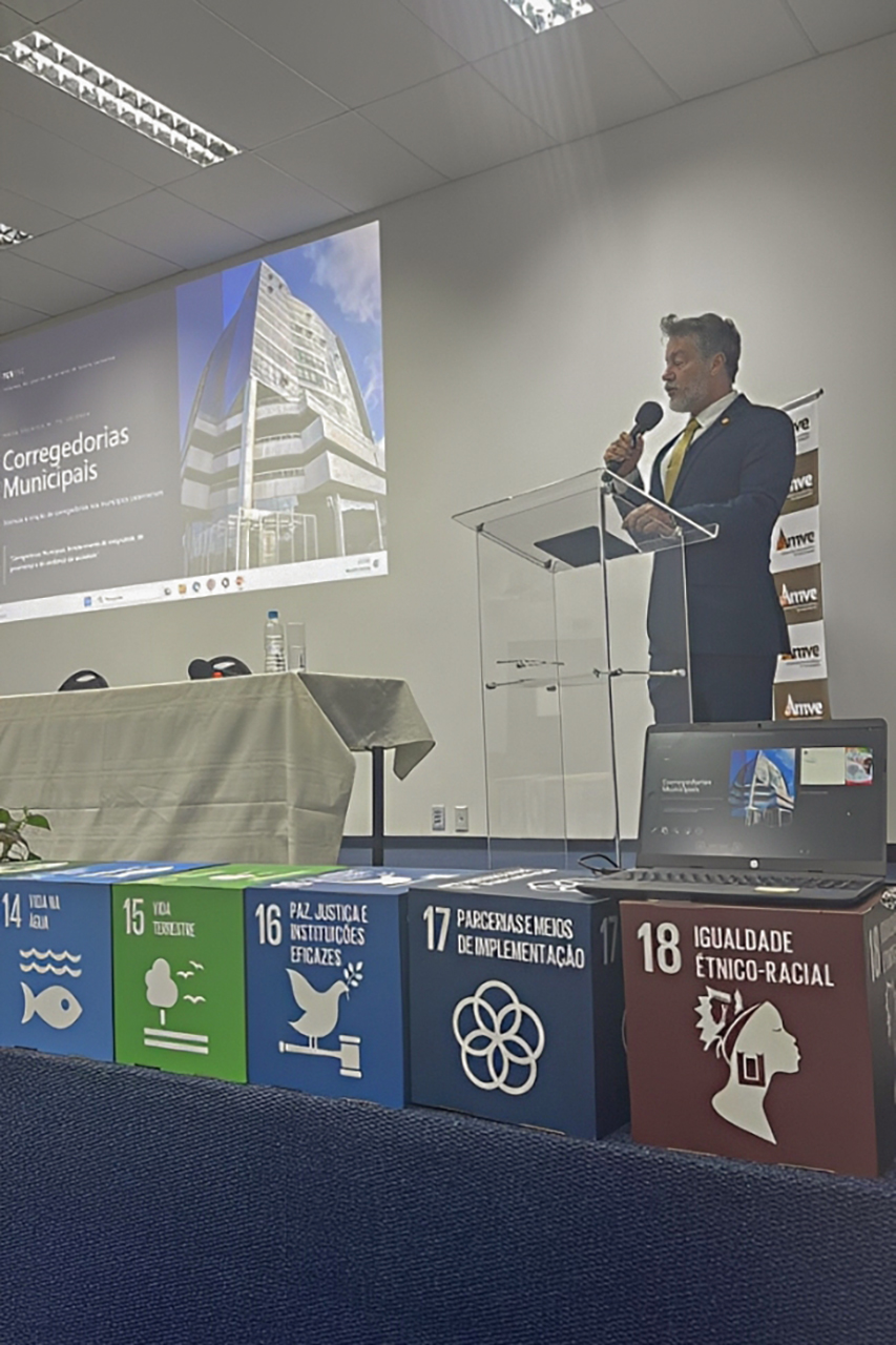 Foto vertical. Na imagem, o chefe de gabinete da Corregedoria Geral do TCE/SC, Rogério Guilherme de Oliveira, está no púlpito proferindo palestra.