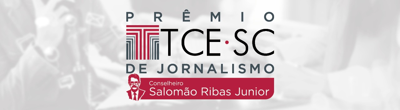 Banner horizontal com fundo em tons claros e imagem desfocada de profissional trabalhando ao telefone. No centro, em destaque na cor bordô, aparece o texto “Prêmio TCE/SC de Jornalismo – Conselheiro Salomão Ribas Junior”, acompanhado da logo do TCE e de imagem desenhada do conselheiro homenageado. Na parte inferior, selo comemorativo aos 70 anos da Instituição.