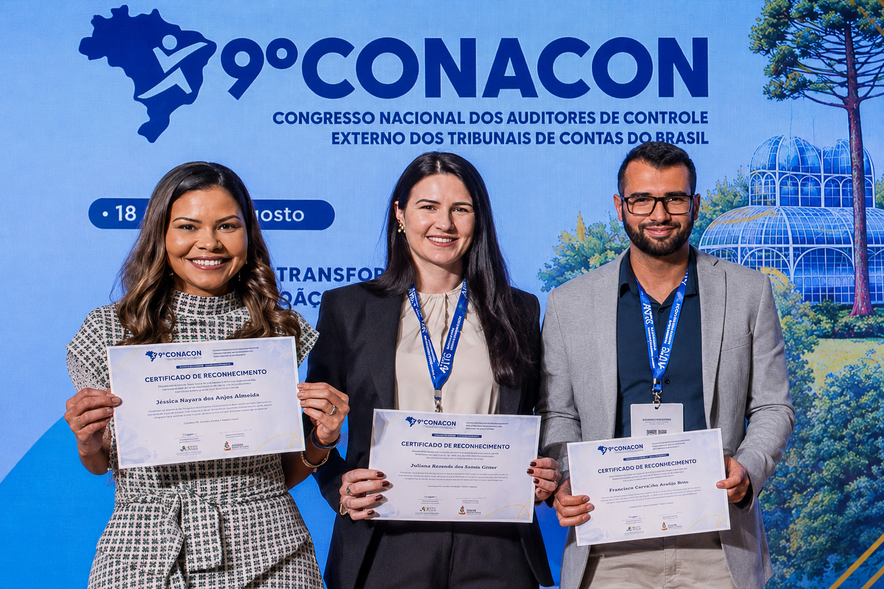Foto da servidora Juliana Medeiros das Neves. Na foto, estão 3 pessoas com o certificado nas mãos, a Juliana é a do meio. 