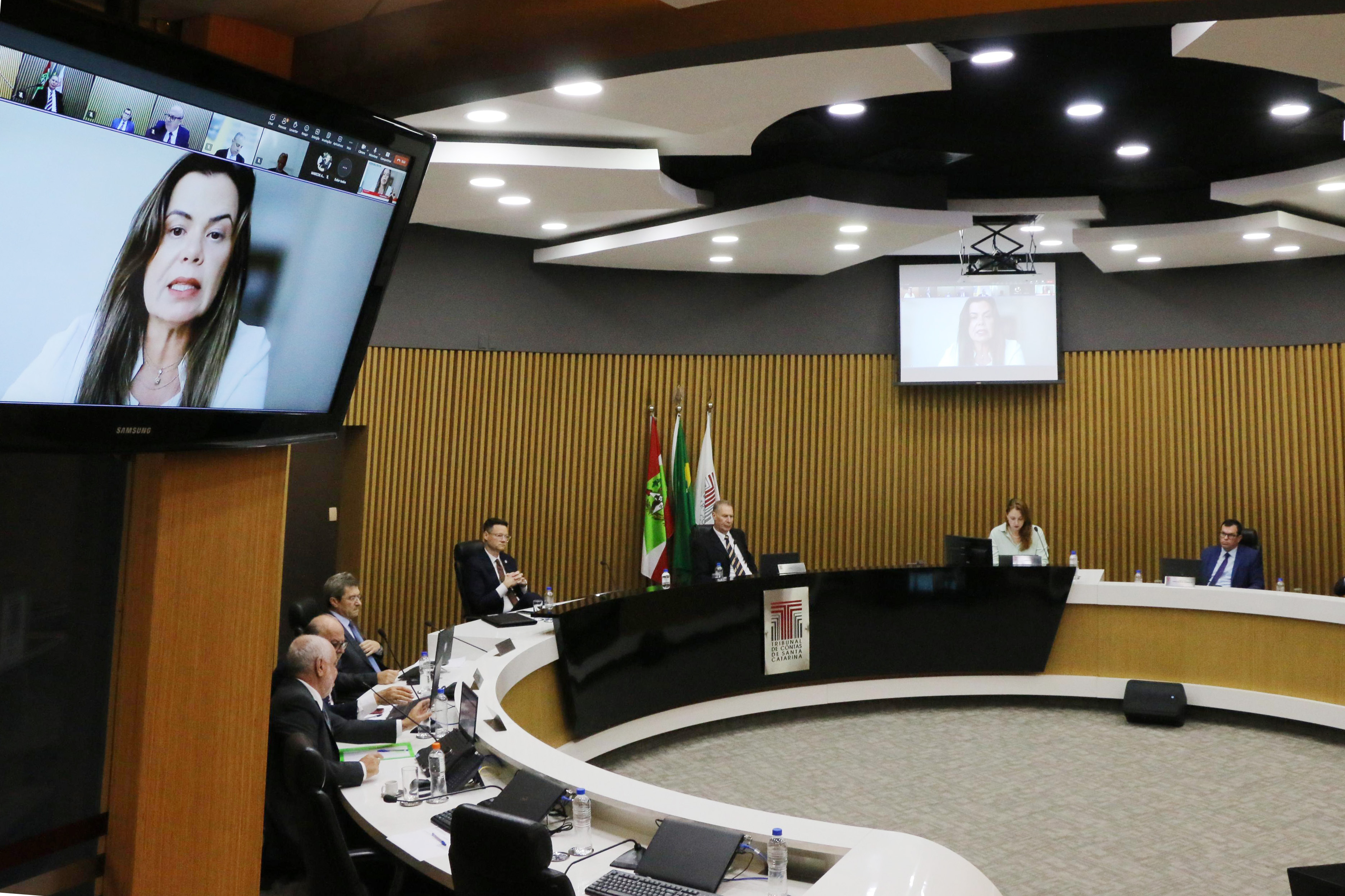 Foto da procuradora Cibelly na sessão extraordinária para emissão do parecer prévio das Contas/2023 do Governo do Estado