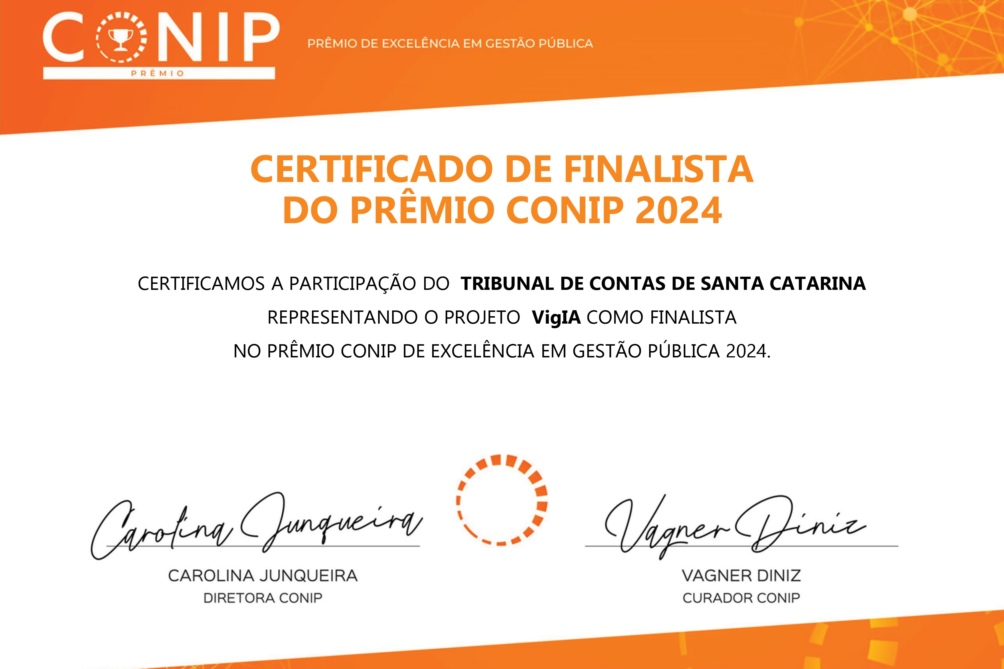 Imagem do certificado, um documento nas cores branca e laranja. Na parte superior, o logo do Conip com o texto Prêmio de Excelência em Gestão Pública. No centro, o texto, que menciona “Certificado – Tribunal de Contas de Santa Catarina e Vigia”. E, na parte inferior, duas assinaturas. 