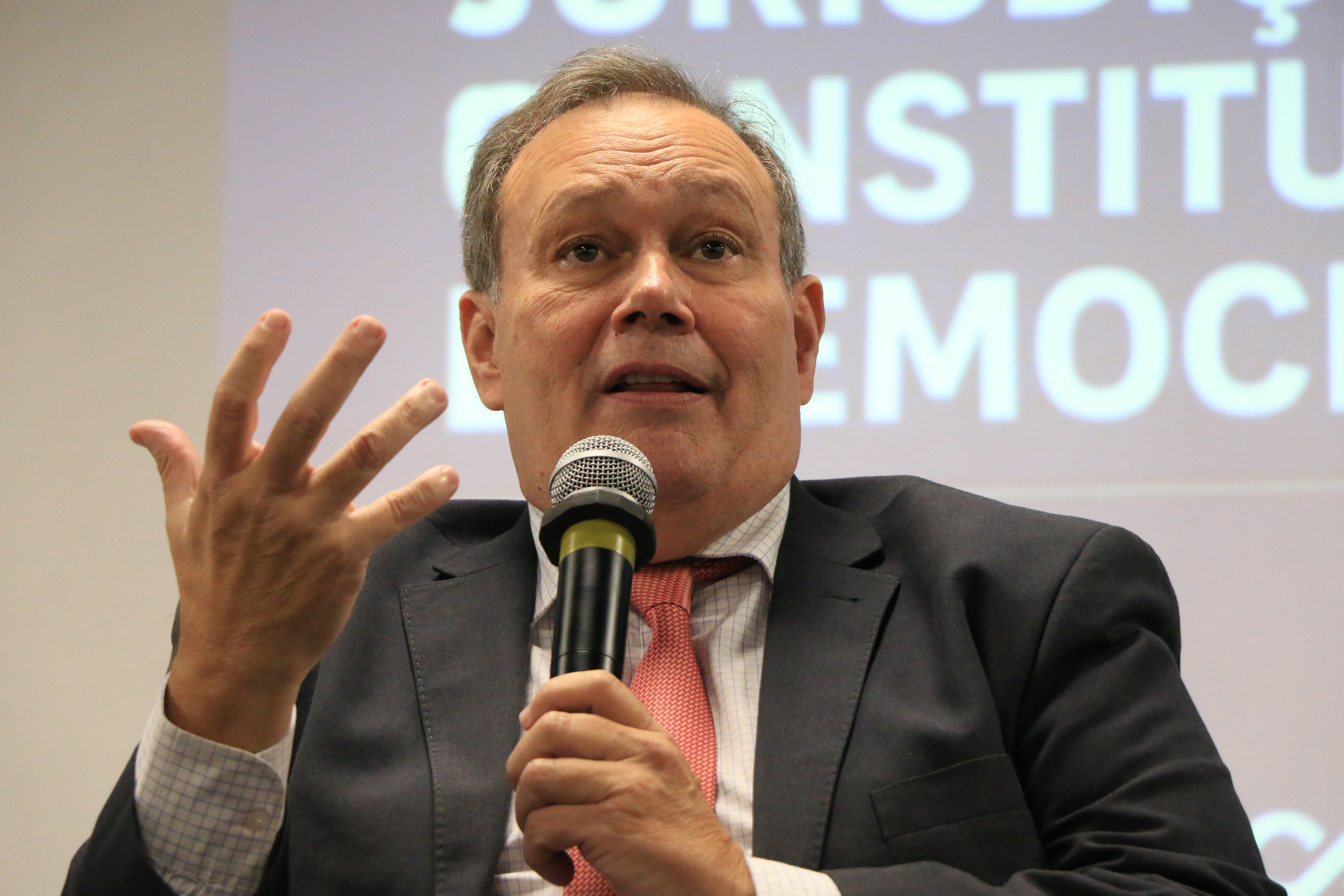 Foto horizontal do professor Roberto Pastor, da Universidade de Valência, falando ao microfone durante evento. É um homem branco, de cabelos claros. Gesticula enquanto fala.