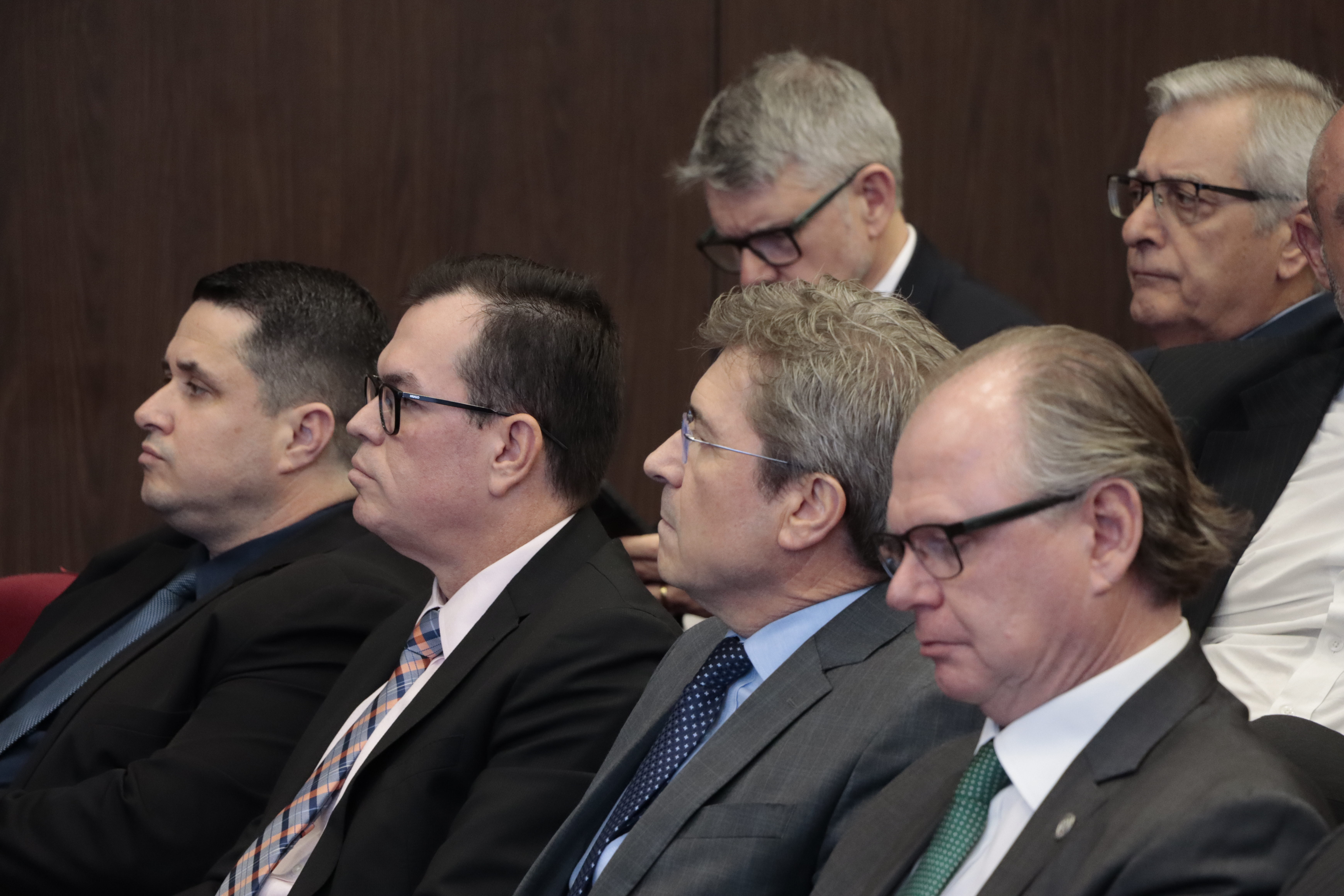 Foto horizontal do presidente do TJSC, Rubens Schulz, do conselheiro Ascari, do conselheiro Adircélio e do assessor da Presidência do TCE, Flavio Martins. Todos estão sentados lado a lado, em poltronas, na plateia.
