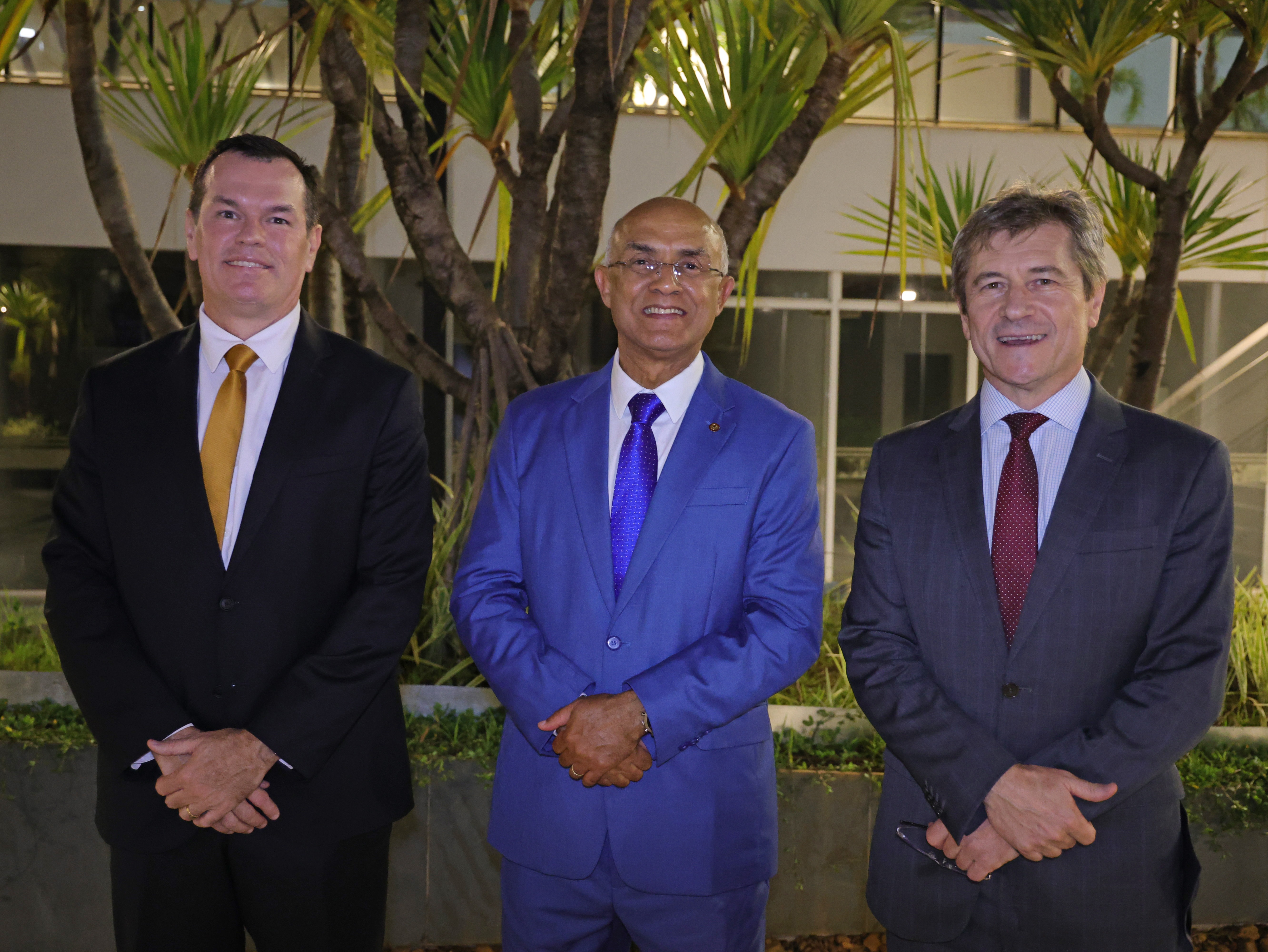 Banner horizontal com foto dos conselheiros Adircélio de Moraes Ferreira Júnior e José Nei Ascari, juntamente com o presidente do IRB, Inaldo Araújo. Os três estão lado a lado, sorrindo. Ambos vestem terno e gravata. Estão em ambiente externo. 