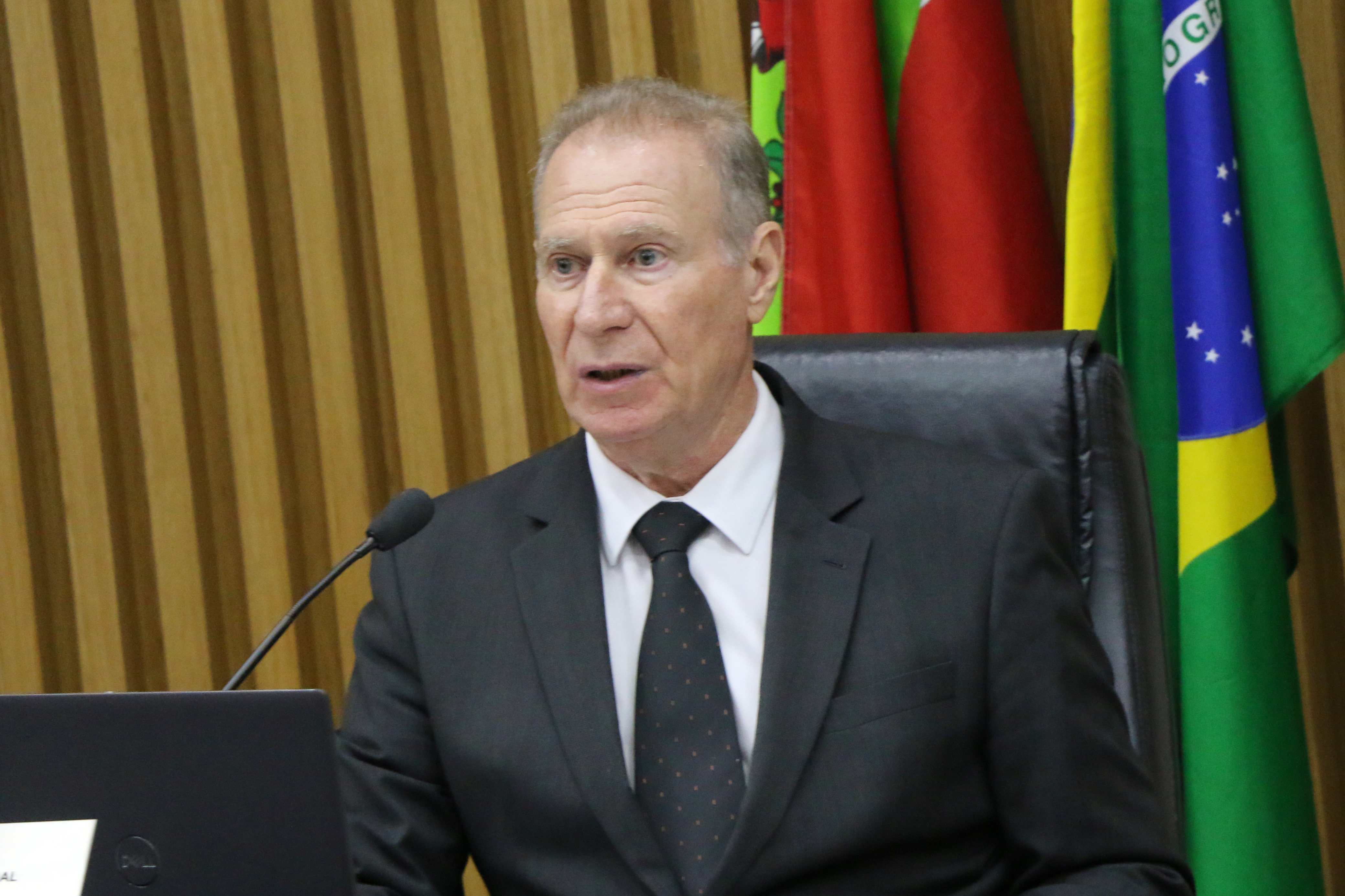 Foto do presidente do TCE/SC, conselheiro Herneus De Nadal, no Plenário. 