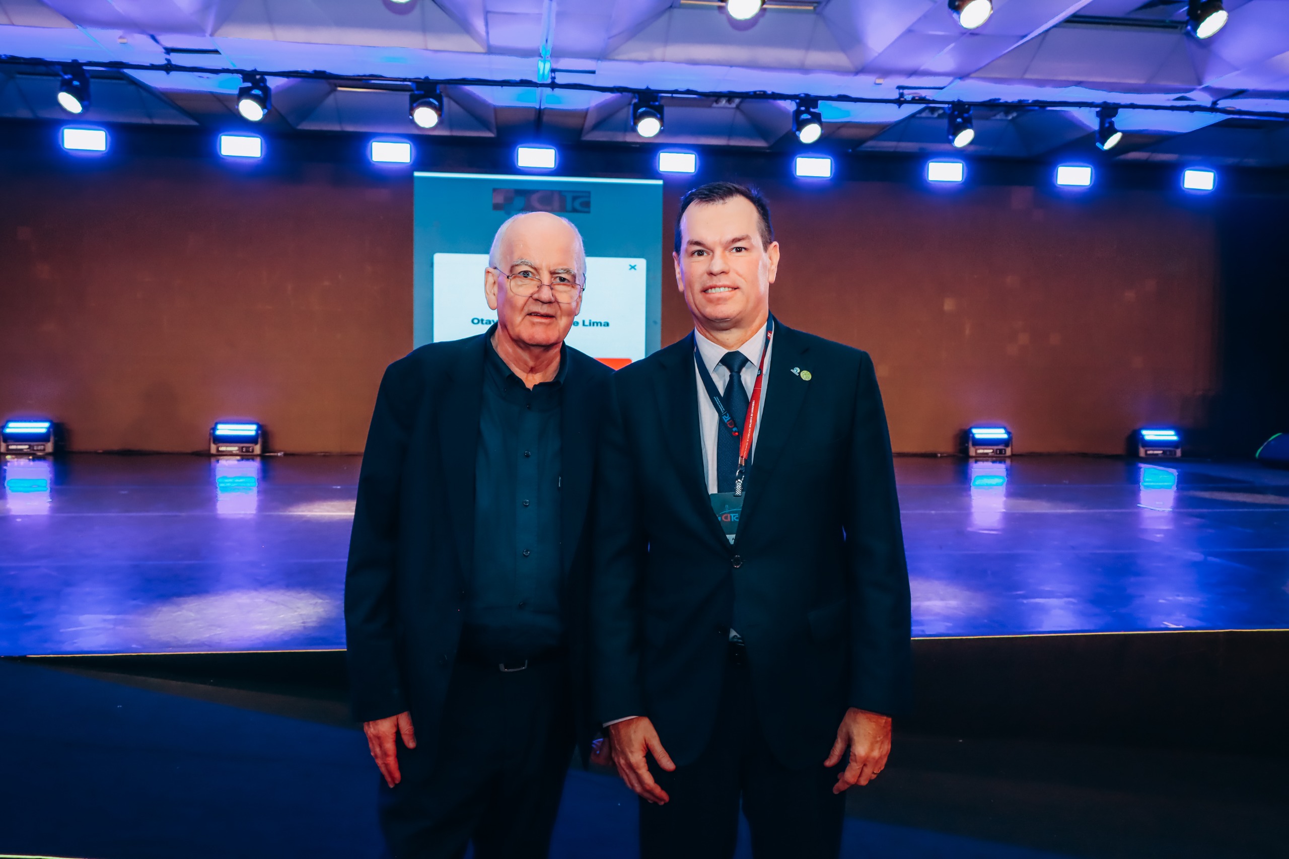 Foto do consultor John Elkington com o conselheiro Adircélio de Moraes Ferreira Júnior. 