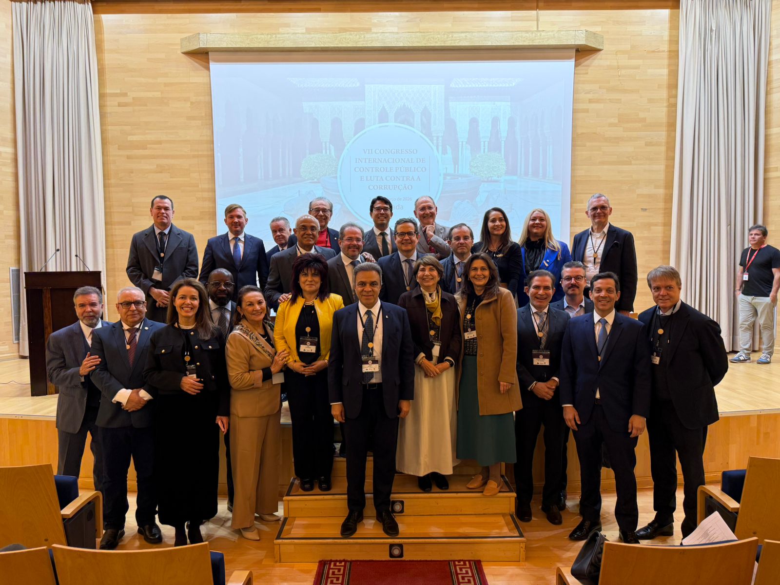 Foto horizontal com diversas autoridades, lado a lado, em um ambiente interno, durante o evento internacional. Entre os presentes, o conselheiro Adircélio de Moraes Ferreira Júnior. 