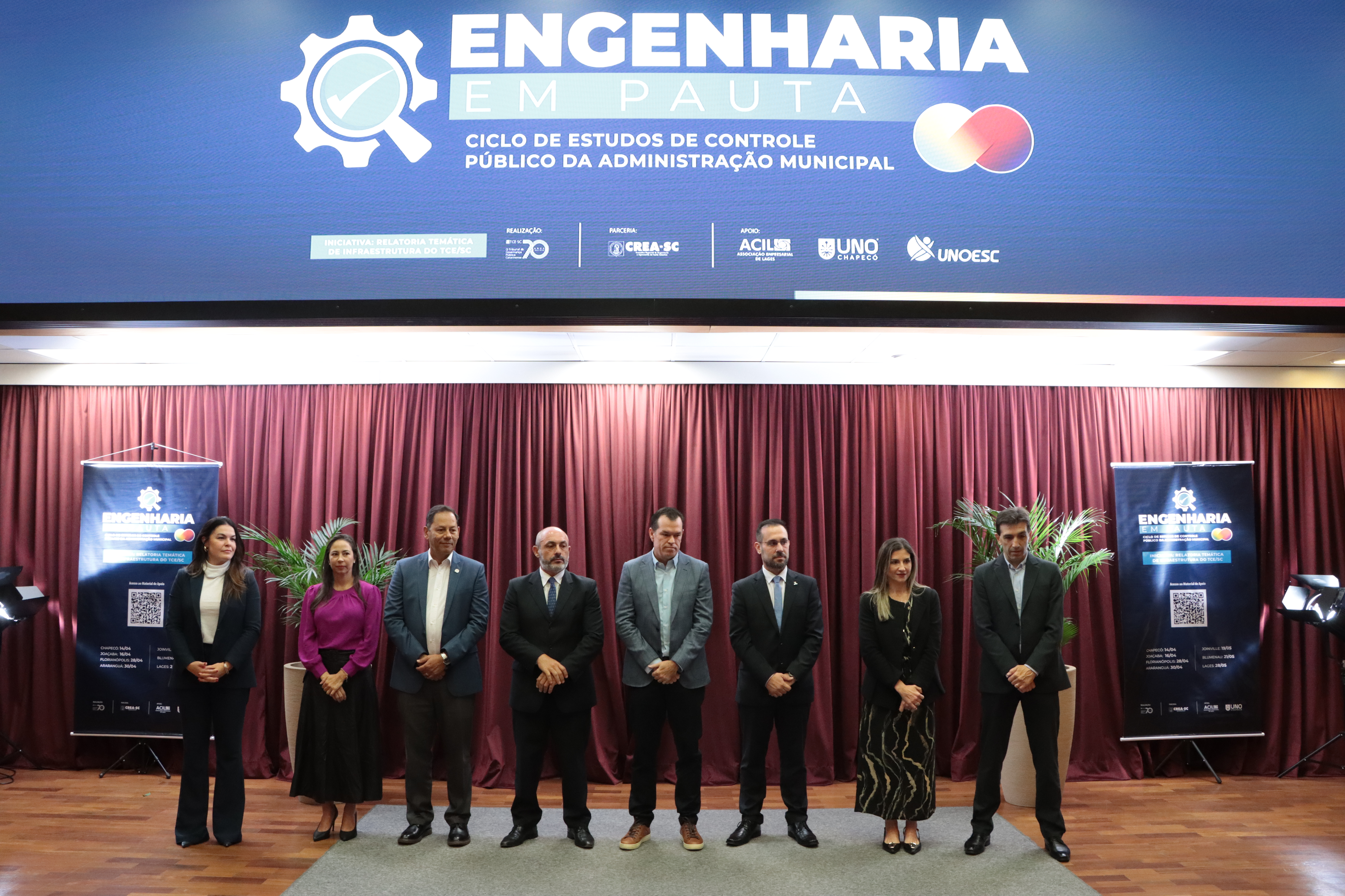 Foto do palco do TCE/SC, ao centro as autoridades que compuseram o dispositivo de honra. Ao centro, o conselheiro Adircélio de Moraes Ferreira Júnior.