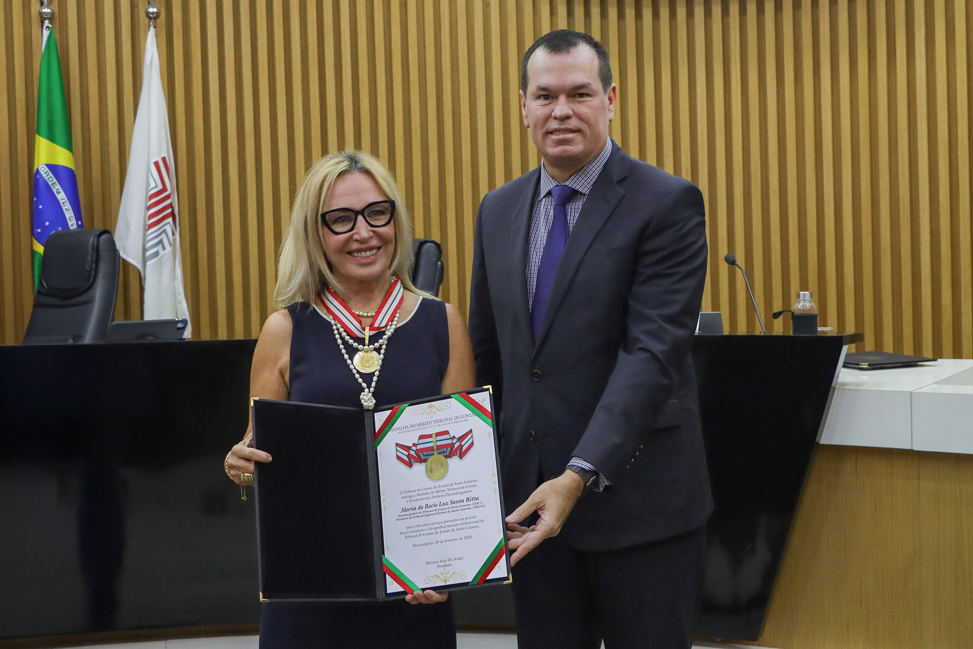 Foto com a presidente do TRE-SC, Maria do Rocio Luz Santa Ritta, e o conselheiro Adircélio de Moraes Ferreira Júnior.