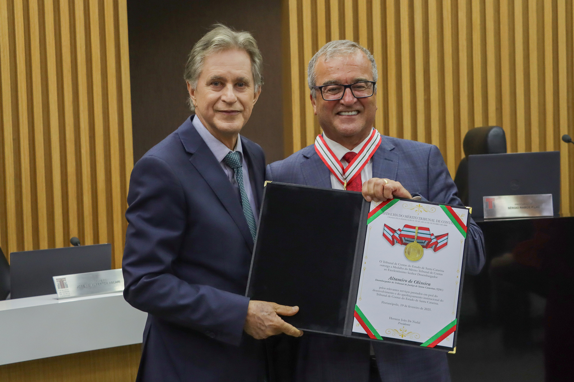 Foto com o conselheiro Luiz Roberto Herbst e o desembargador Altamiro de Oliveira.