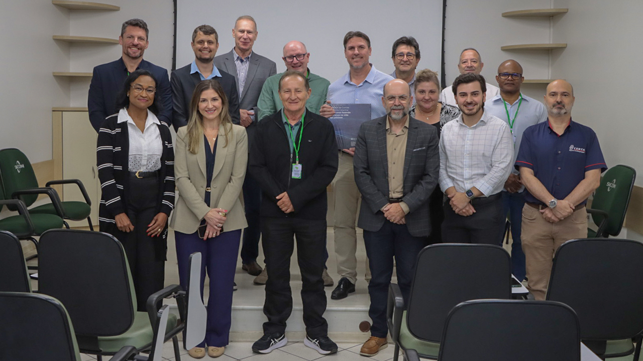 Foto do grupo do TCE/SC e do Observatório social de Chapecó.