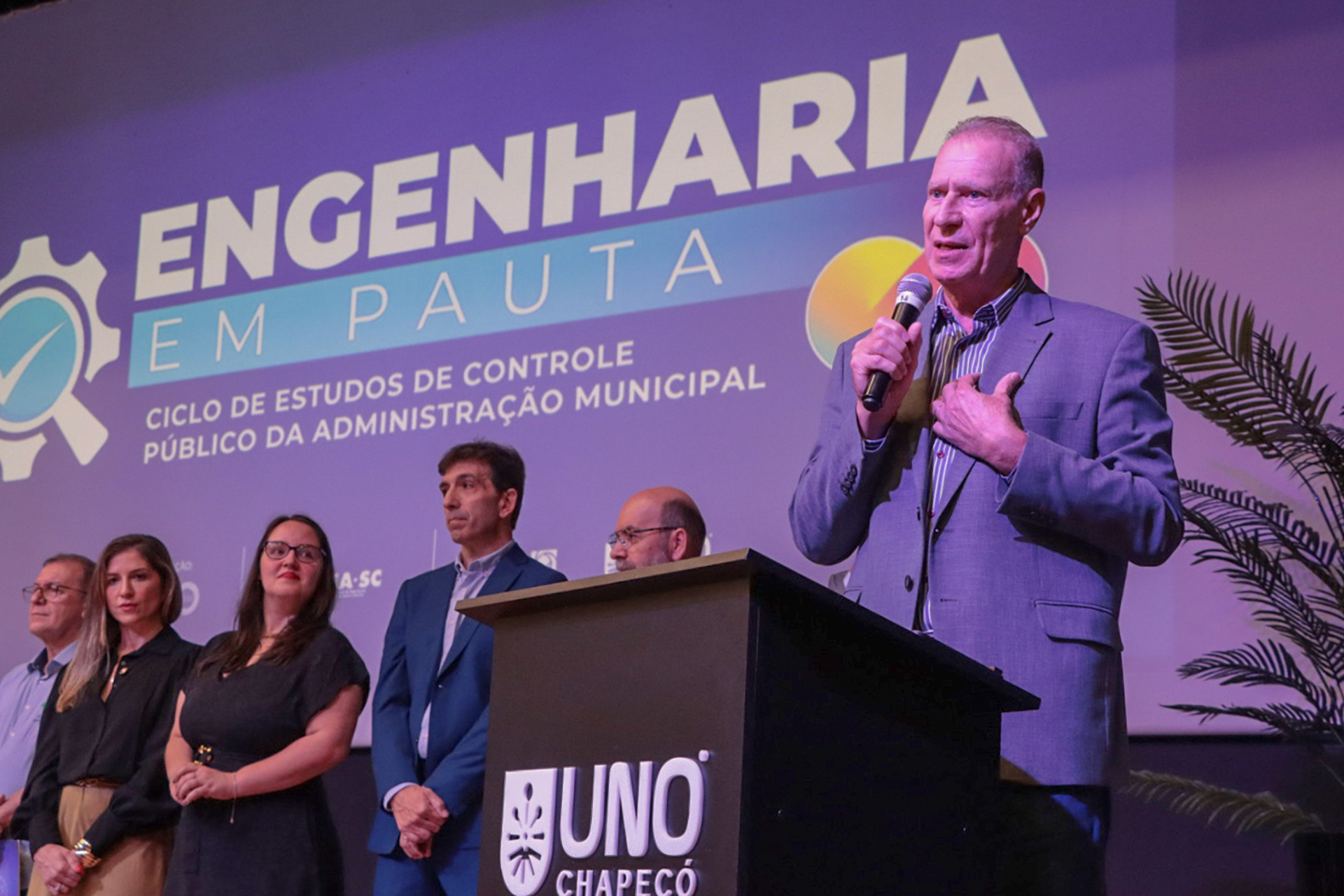 Foto do presidente do TCE/Sc, conselheiro Herneus De Nadal, falando ao público.