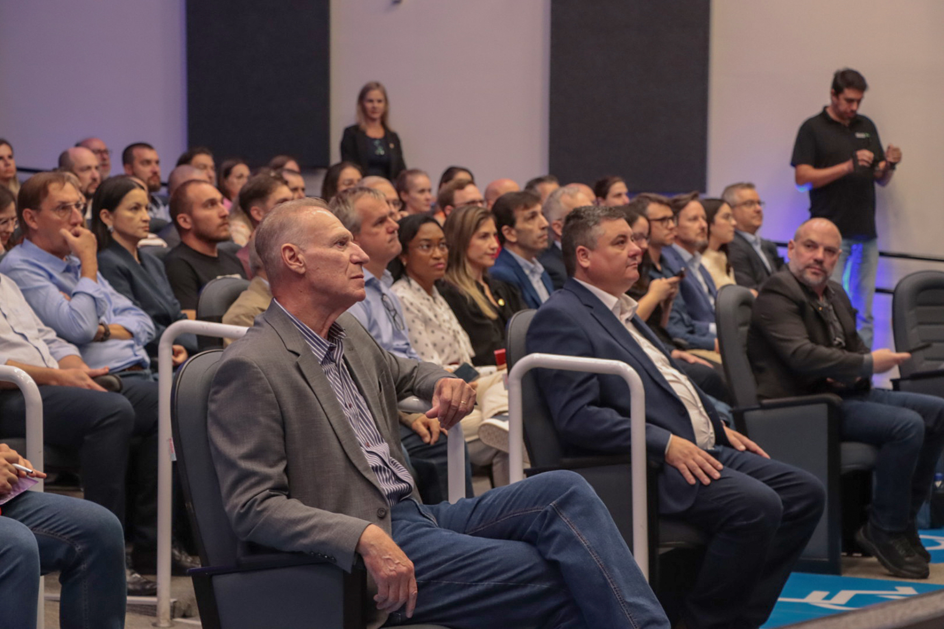 Foto geral do público do evento.