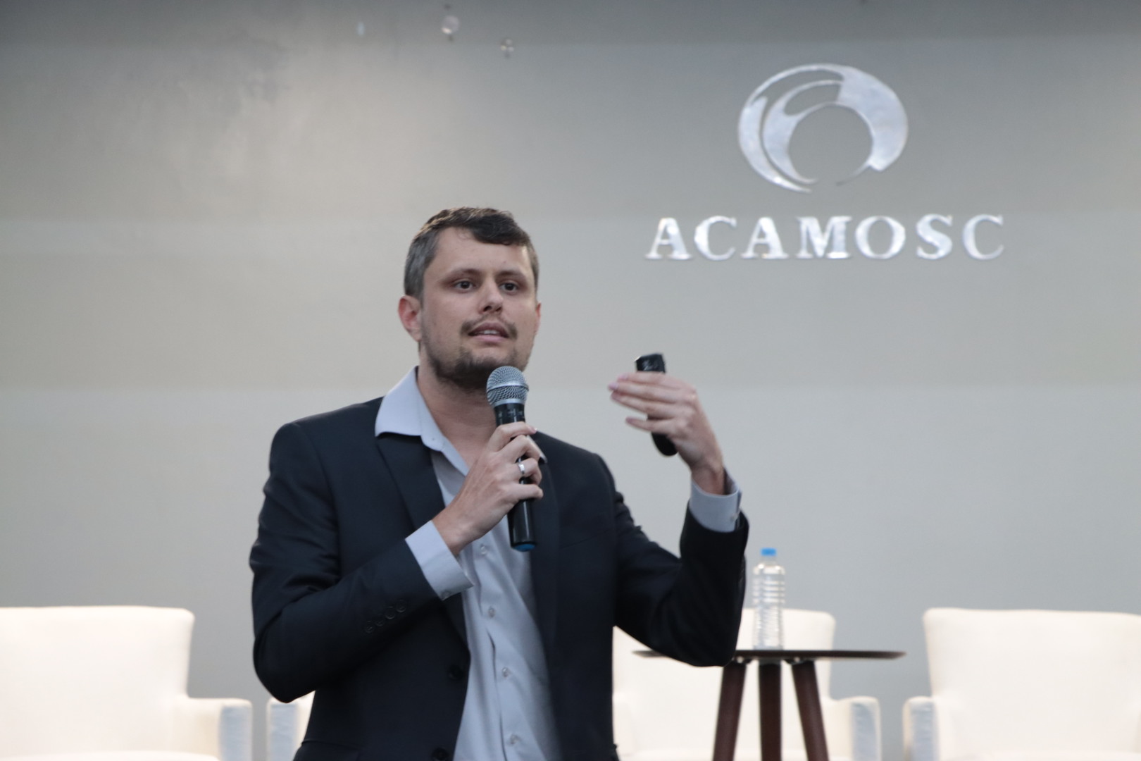 Foto do auditor fiscal  do TCE/SC Gabriel Schiochet falando para a plateia.