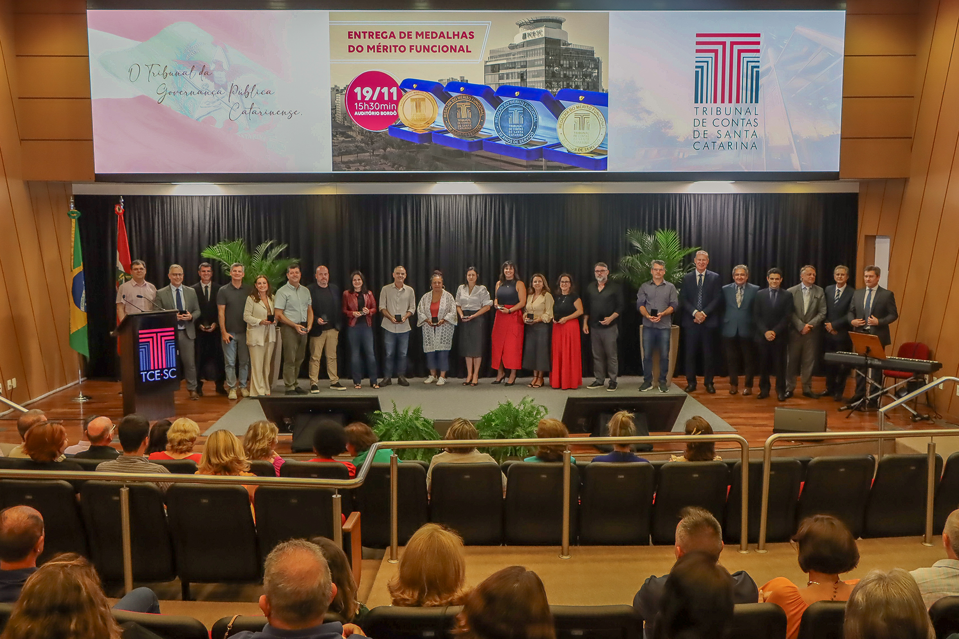 Foto dos homenageados com a medalha na categoria prata.