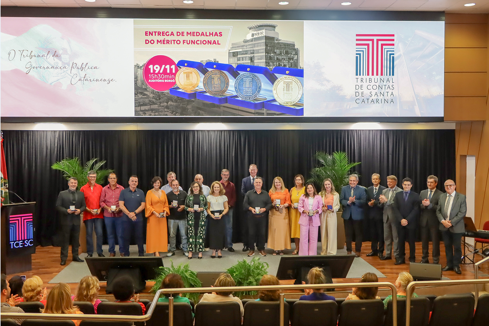 Foto dos homenageados com a medalha na categoria especial.