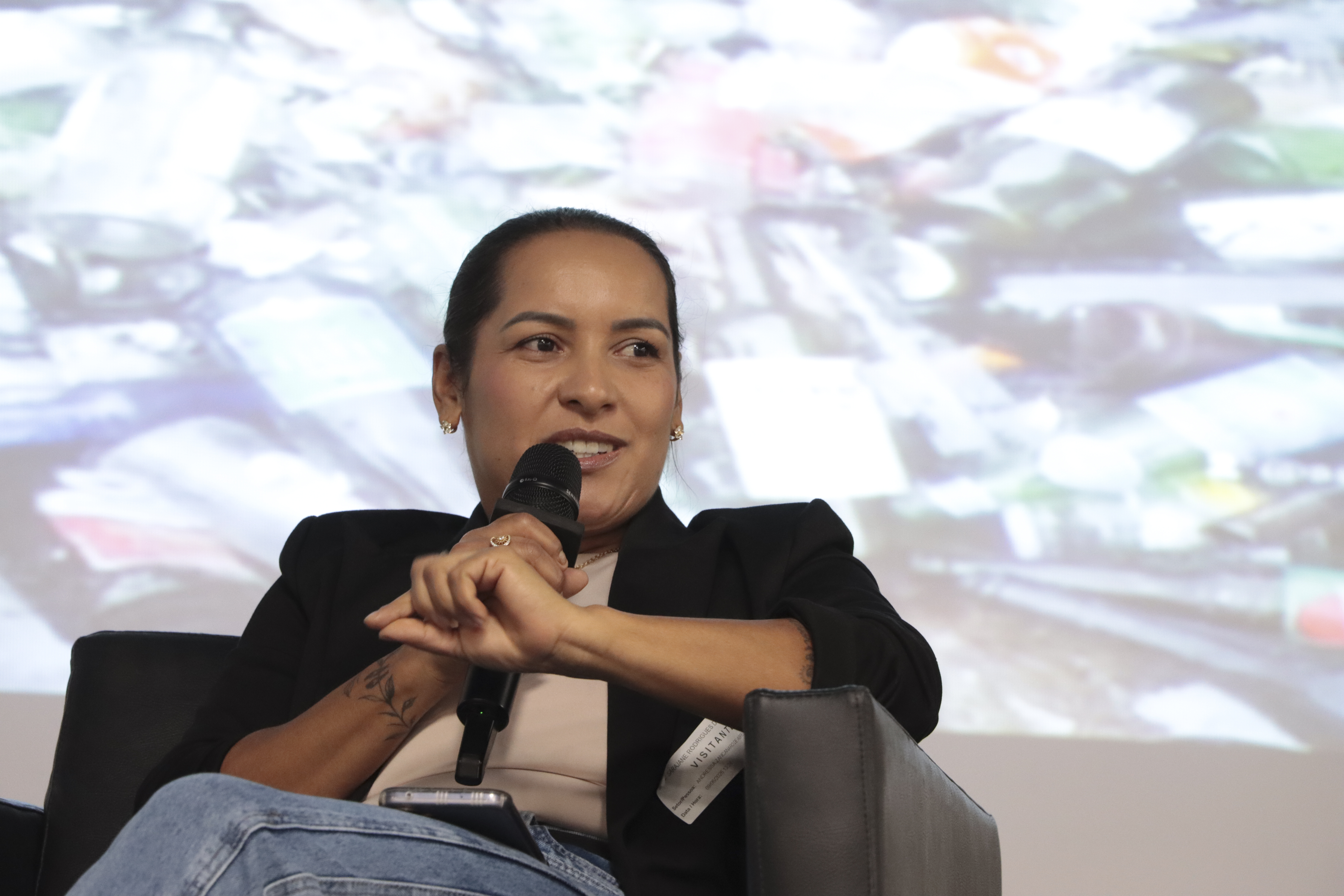 Foto da palestrante Sarajane Rodrigues dos Santos.