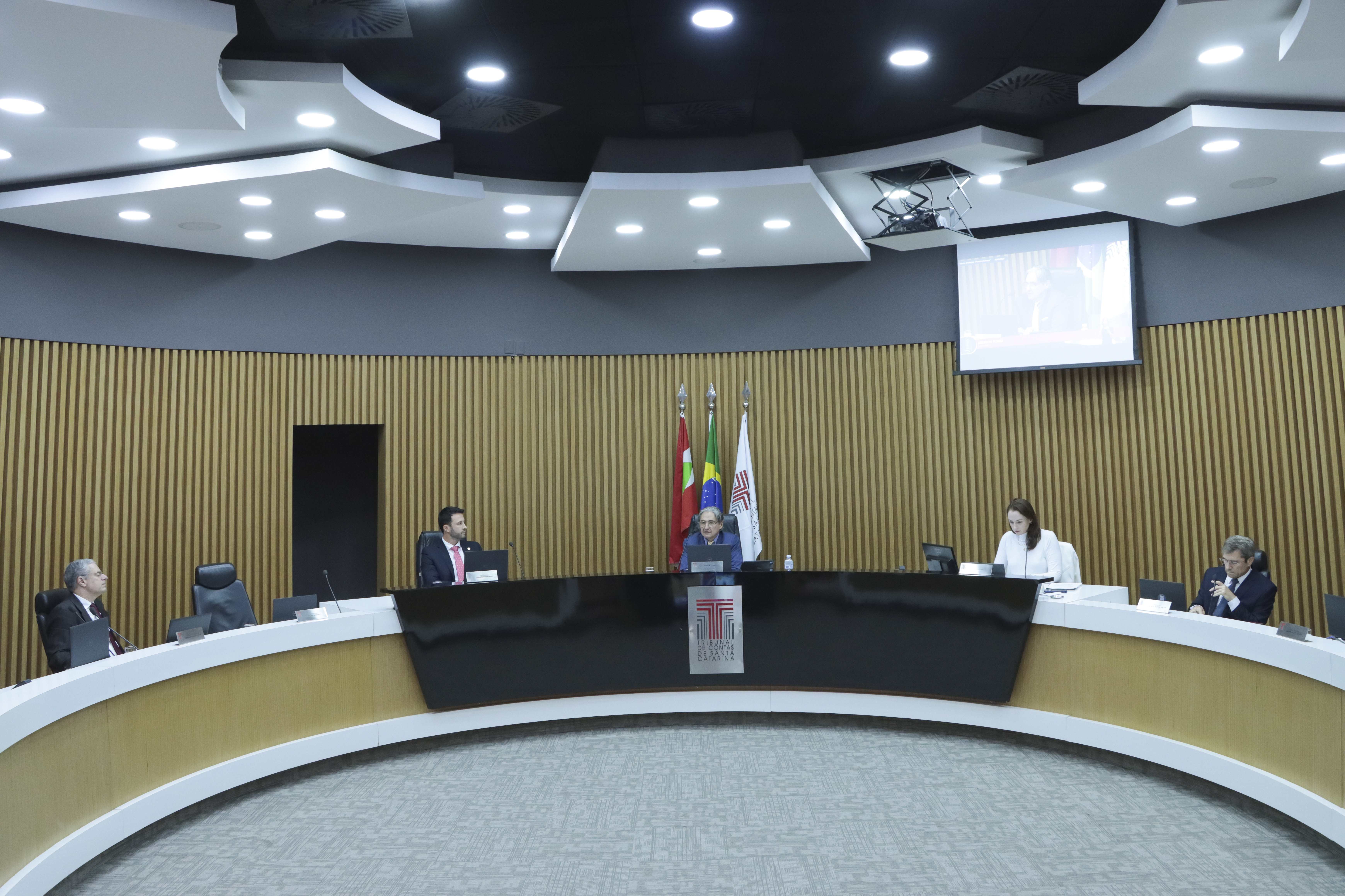 Foto da sessão da Primeira Câmara do TCE/SC, com a participação do conselheiro substituto Gerson Sicca, do procurador de Contas, Leandro Ocaña, dos conselheiros Aderson Flores e José Nei Ascari, e da Secretaria-Geral, Flávia Baesso.