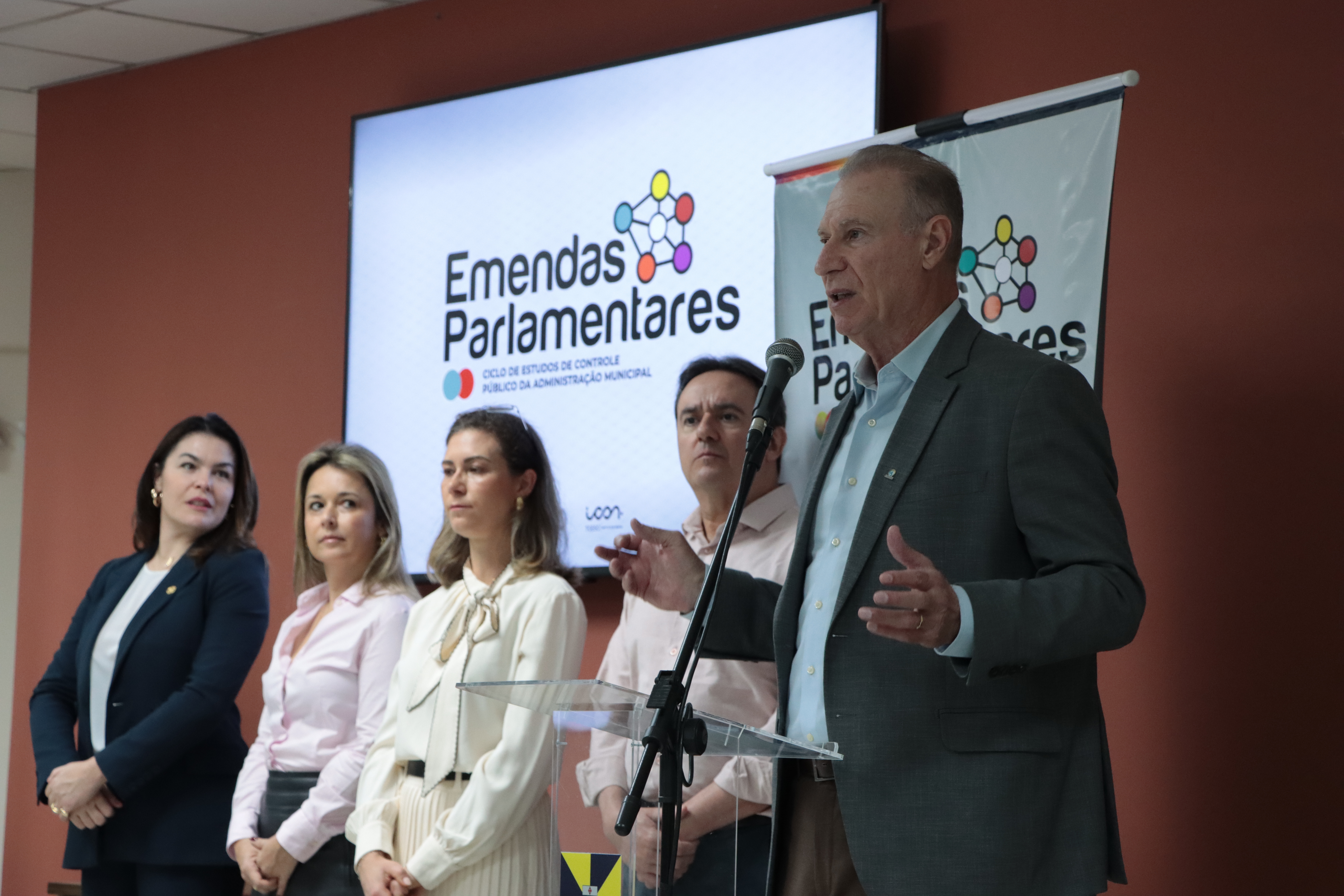 Foto horizontal. As autoridades no palco, ne cerimonia de abertura, entre elas, o presidente do TCE/SC, conselheiro Herneus De Nadal.