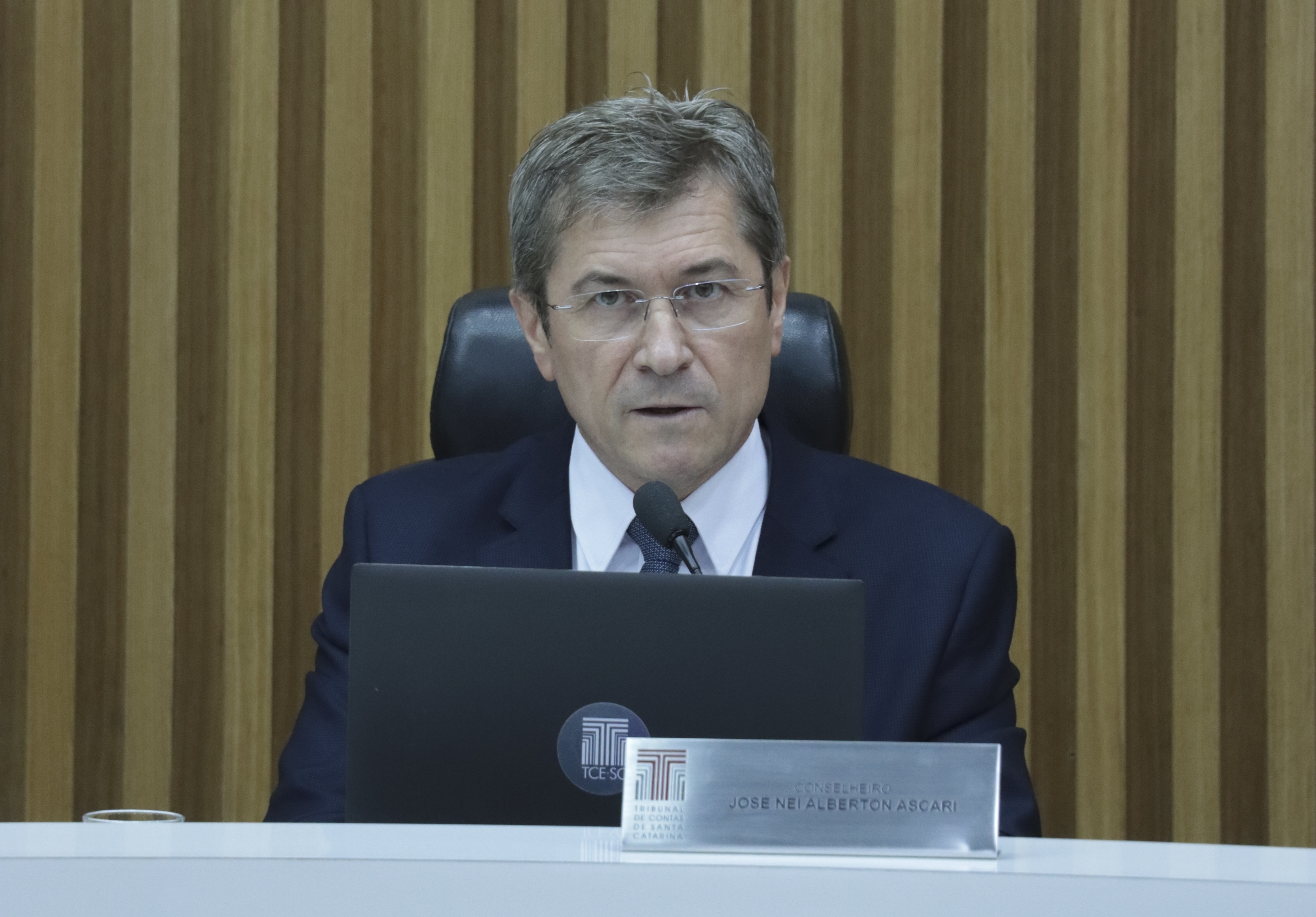 Foto horizontal do conselheiro José Nei Ascari na sessão da Primeira Câmara.