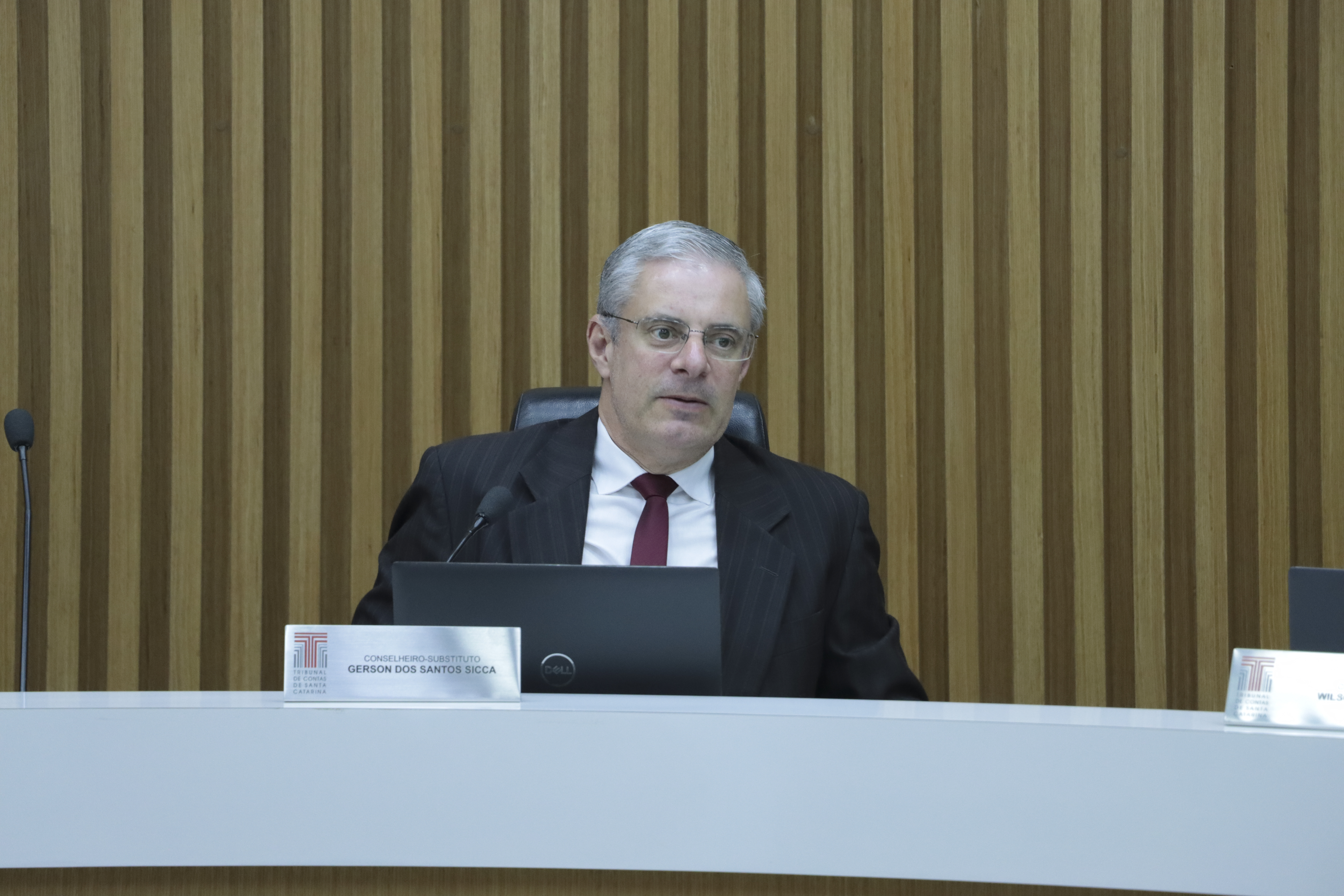 Foto horizontal do conselheiro substituto Gerson Sicca na sessão da Primeira Câmara.