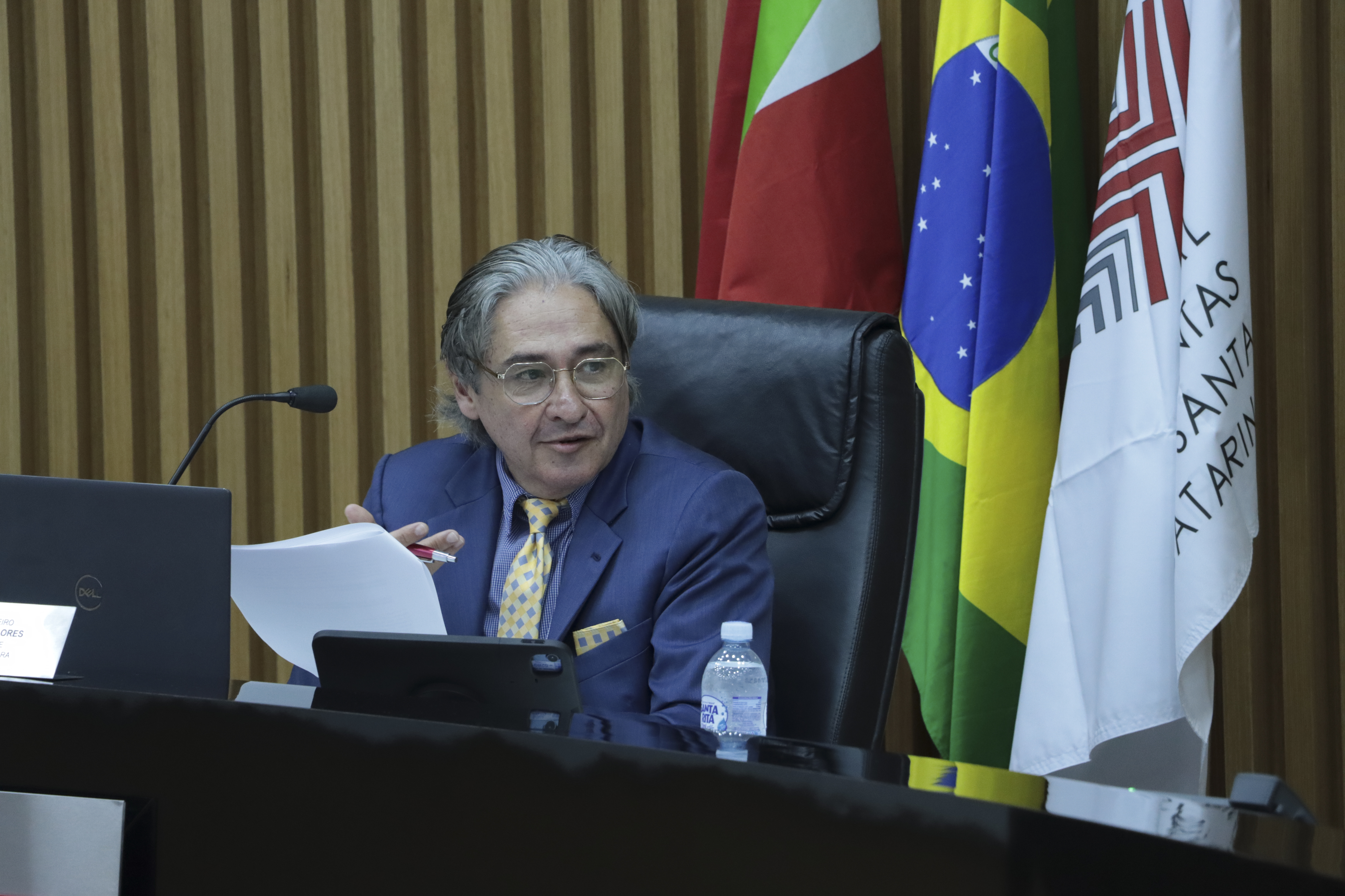 Foto horizontal do conselheiro Aderson Flores na sessão da Primeira Câmara.