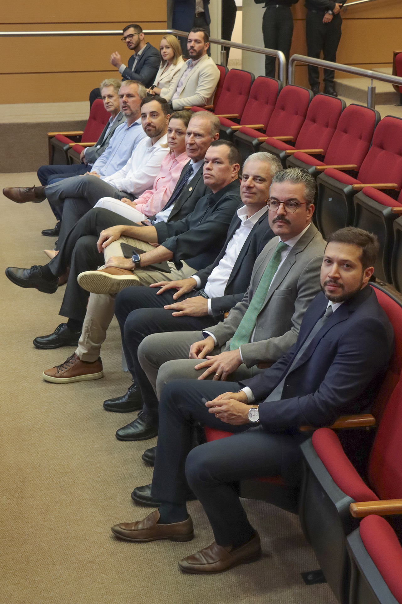 Foto vertical que mostra autoridades lado a lado, durante evento sobre a sistemática da quantificação de benefícios. Entre os presentes, os conselheiros Herneus De Nadal, Luiz Roberto Herbst e Adircélio de Moraes Ferreira Júnior, e o conselheiro substituto Gerson Sicca. Eles estão sentados em poltronas vermelhas, no auditório do TCE/SC.