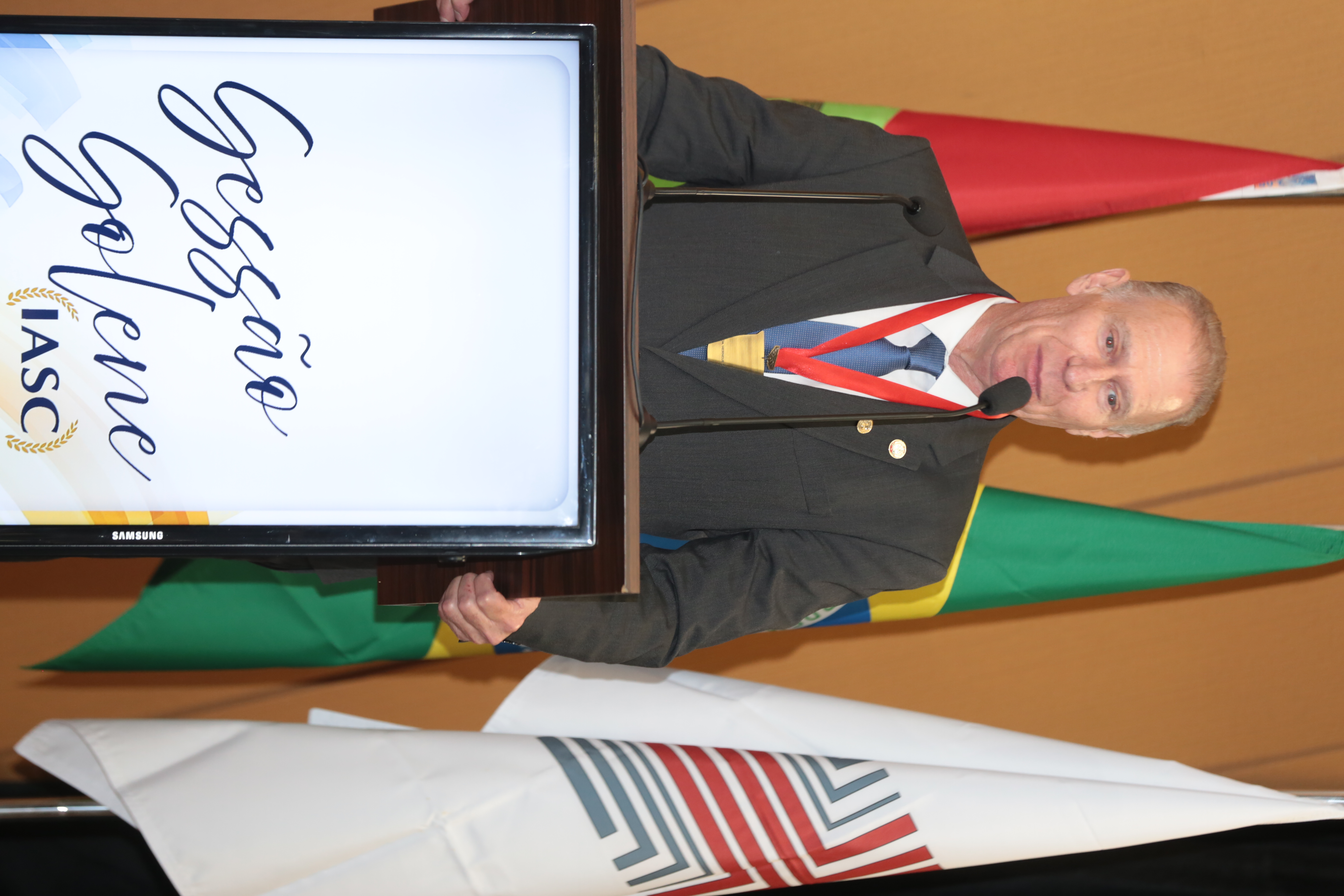 Foto do presidente do TCE/SC, conselheiro Herneus De Nadal, no púlpito da sessão solene do IASC.,