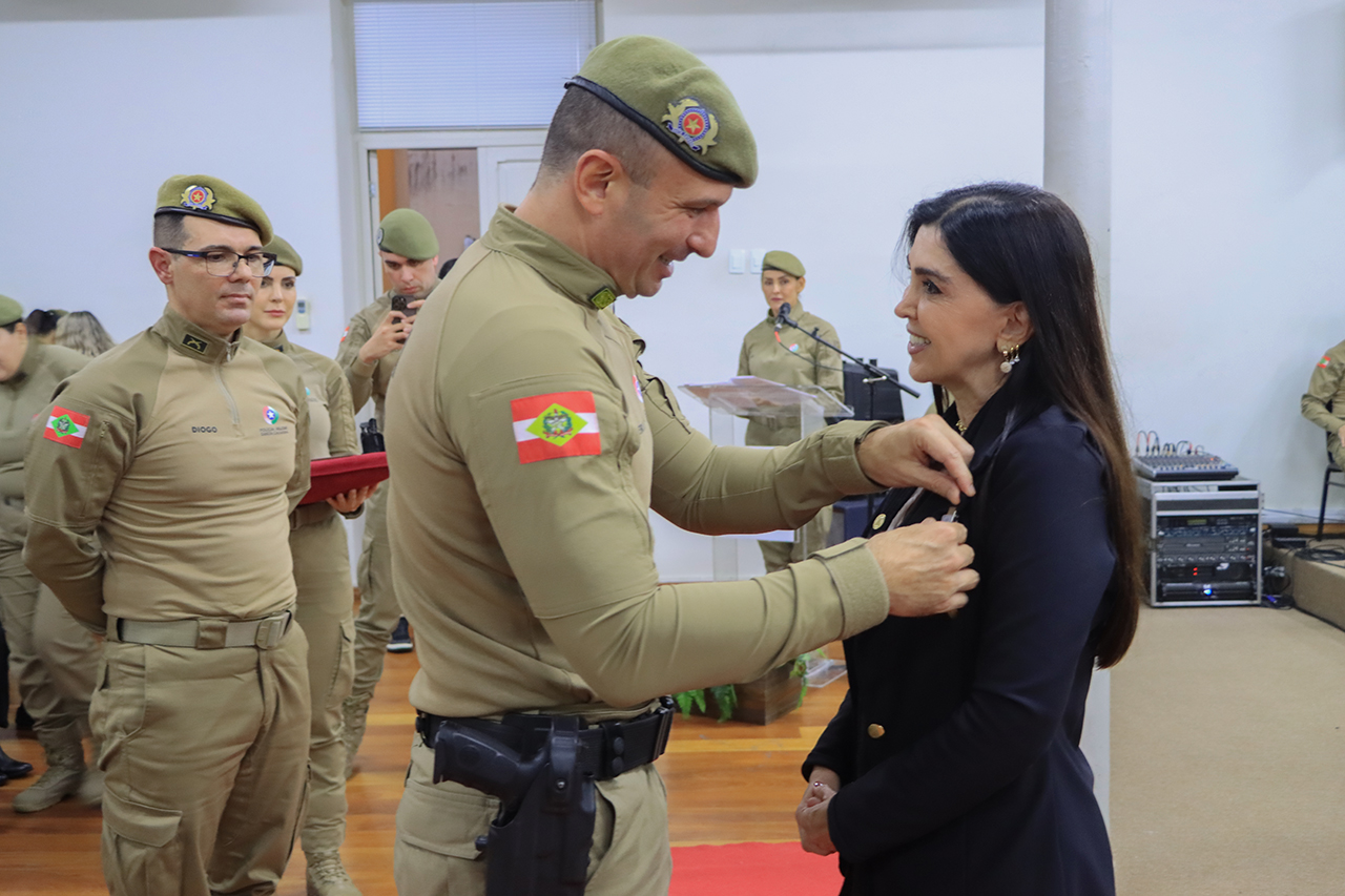 foto da homenageada recebendo a medalha de PM