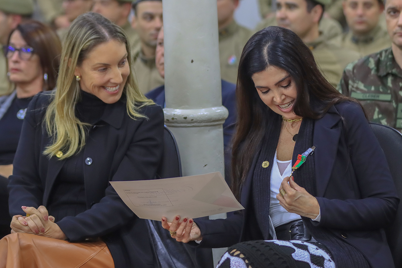 foto da diretora geral de administração do TCE e a homenageada 