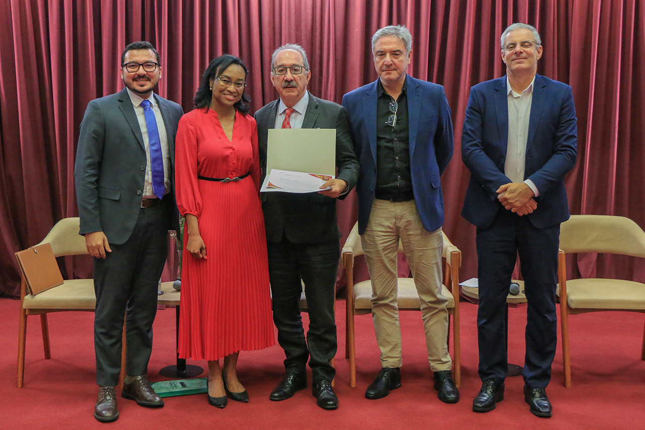 Foto dos integrantes do Debate. Ao centro, o palestrante, ao lado direito dele, a coordenadora do Icon Elusa Silveira. Também estão na foto, o conselheiro substituto Gerson dos Santos Sicca, o professor Luiz Henrique Cademartori, e o servidor Thanderson Sousa.